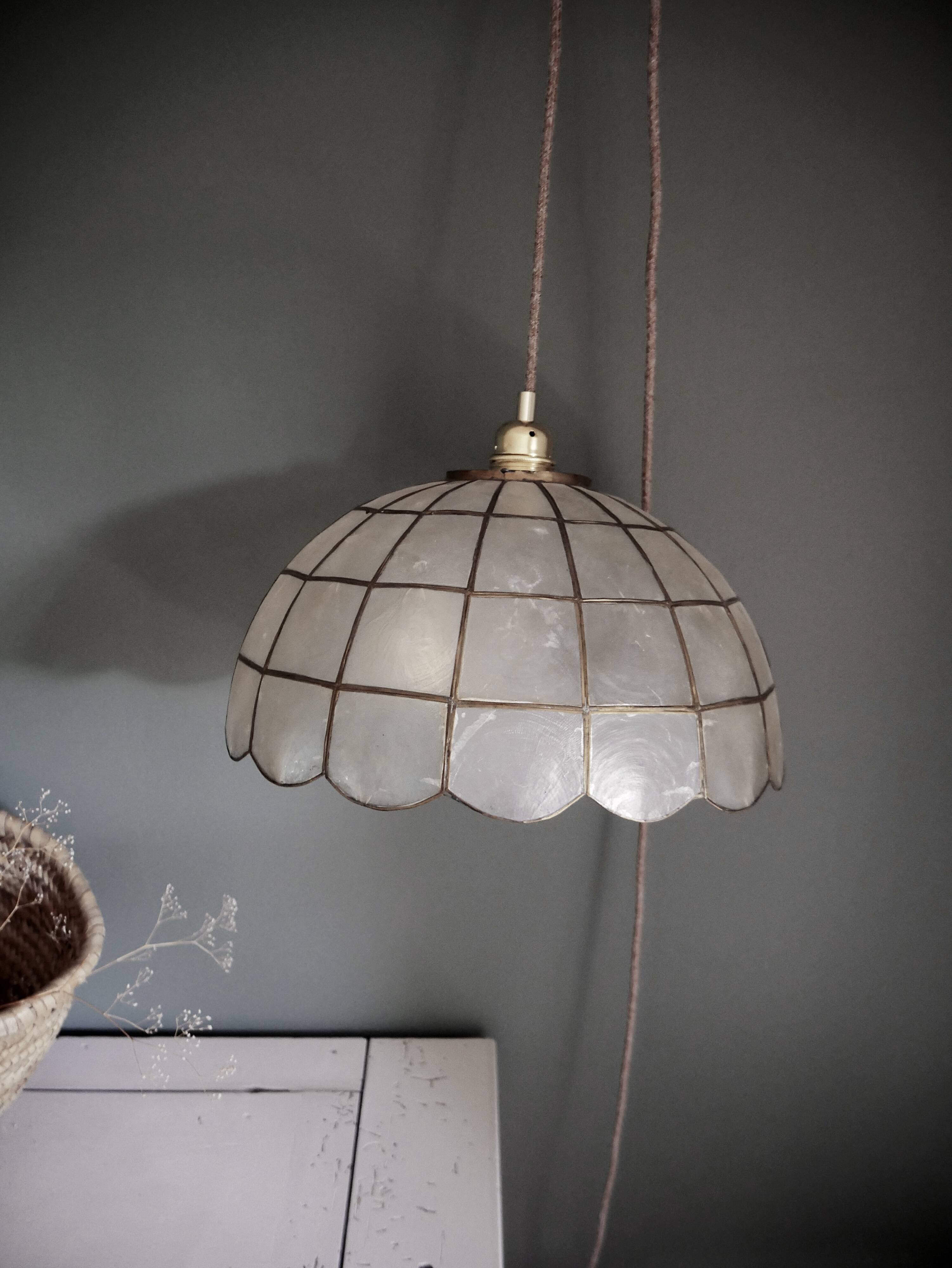 Mother-of-pearl suspension