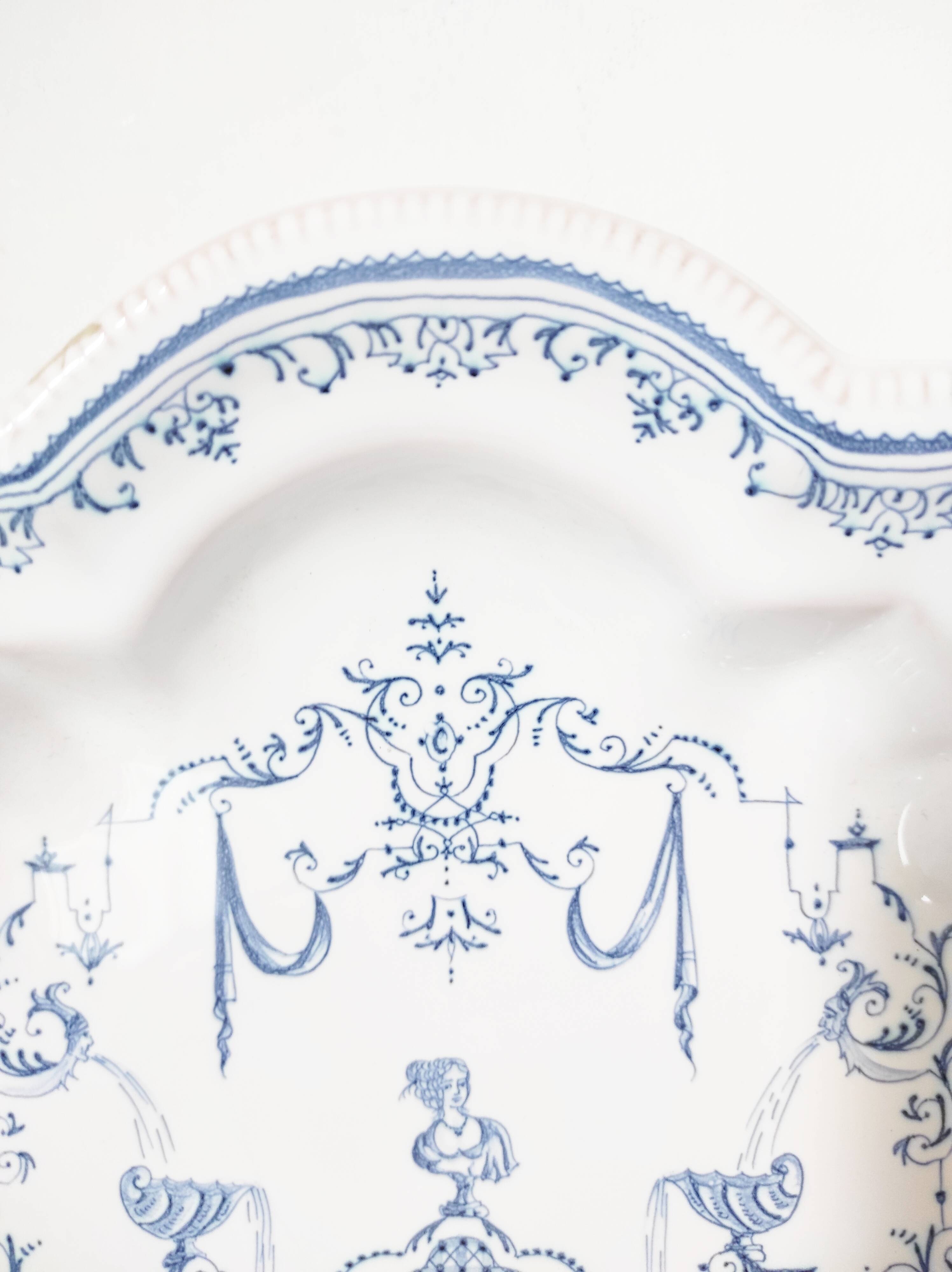 Assiette creuse décor bleu Moustiers