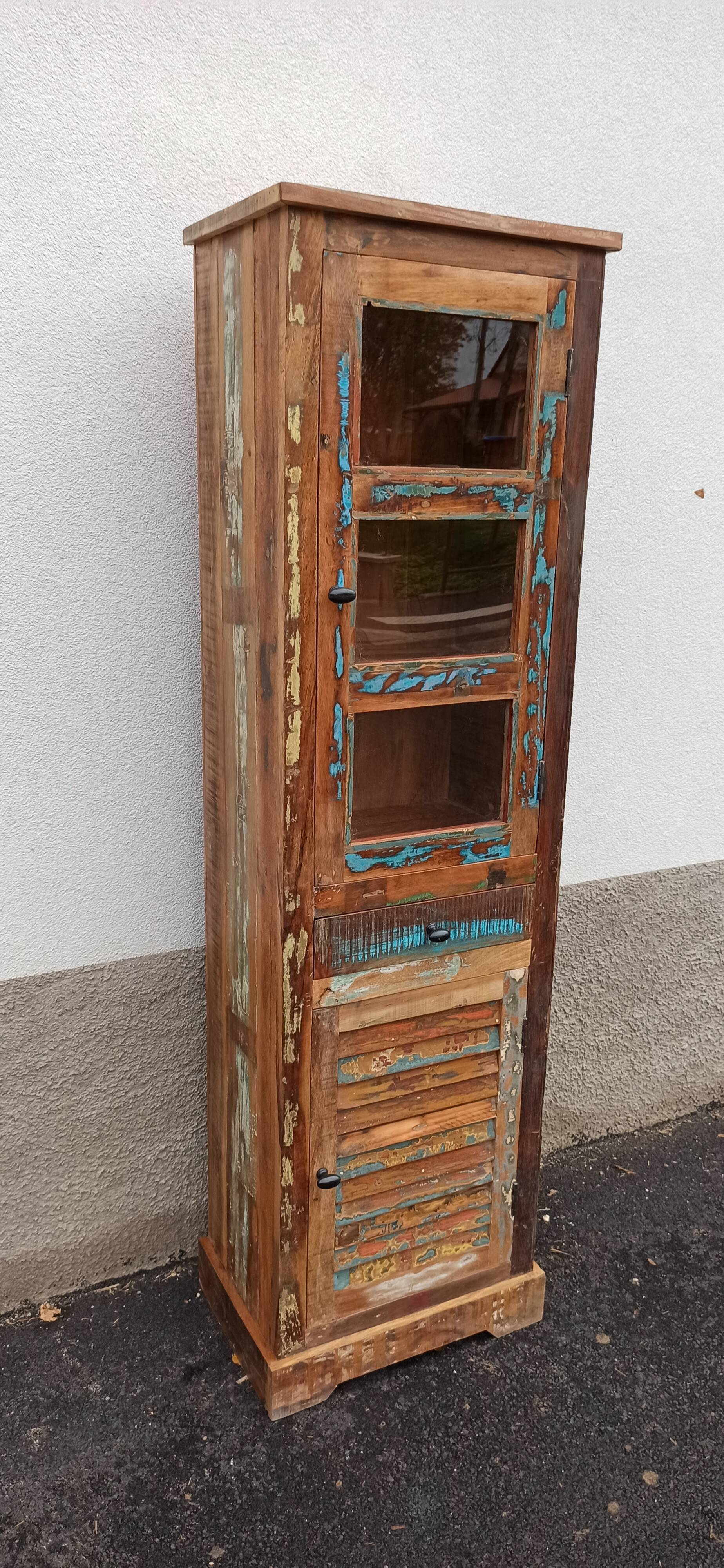 Bibliothèque en bois coloré avec vitres