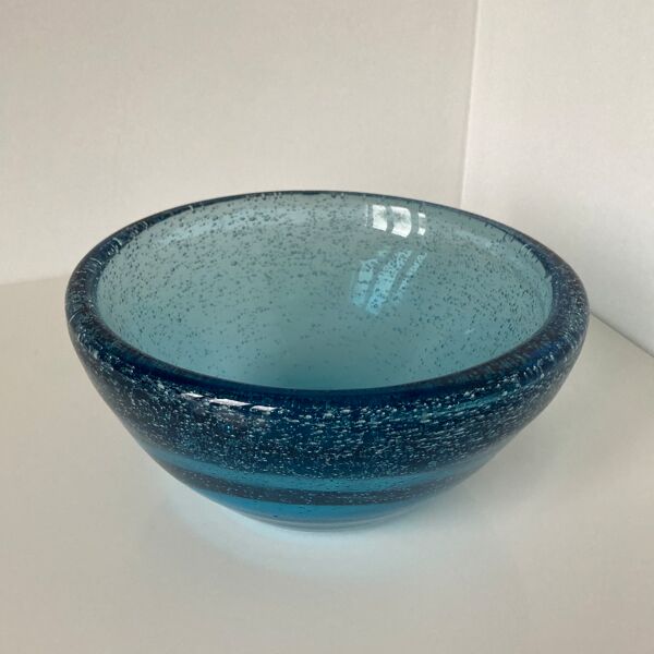 Coupe en verre bullé bleu