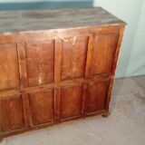 Commode en teck patinée.