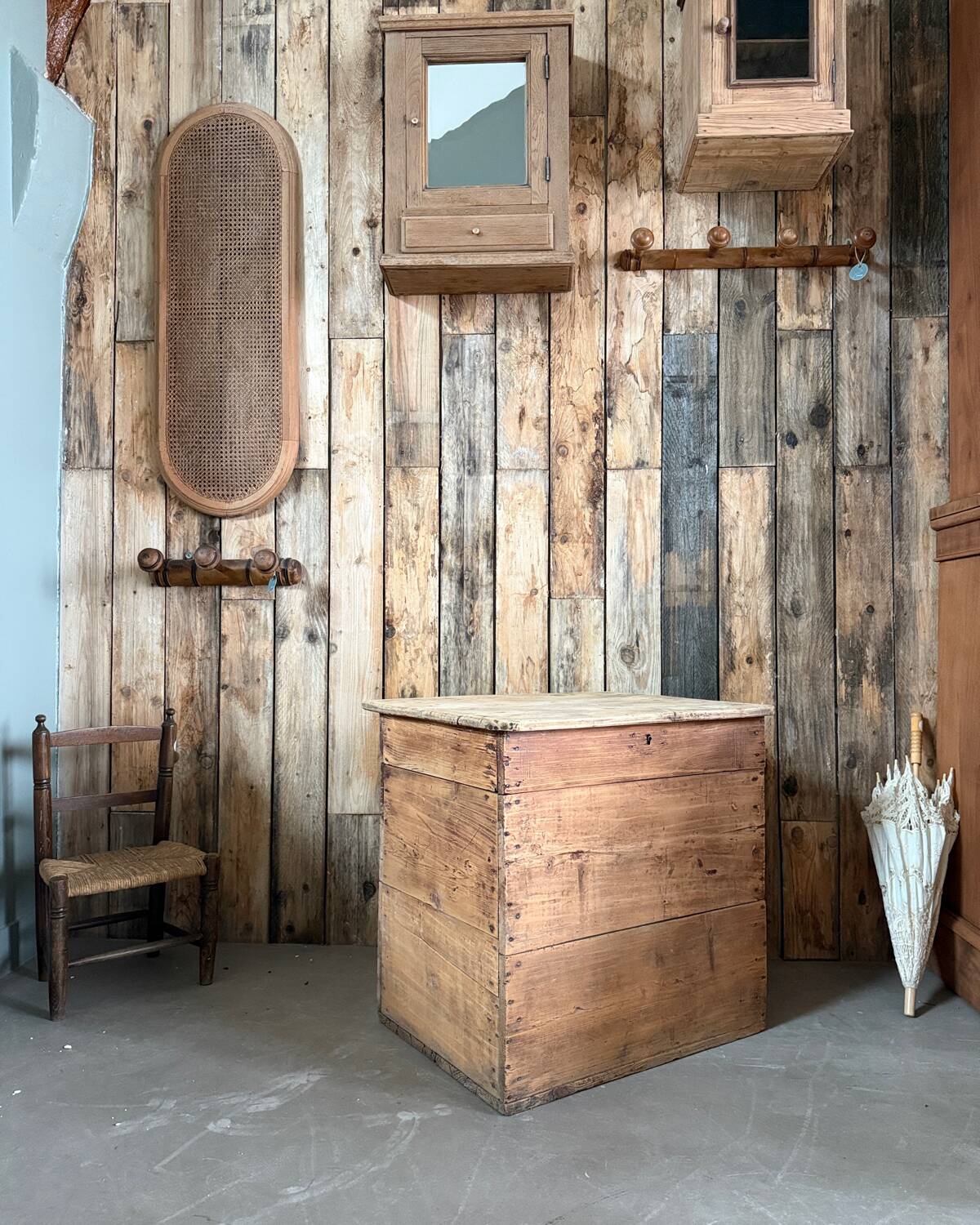 Old raw wood chest (renovated)