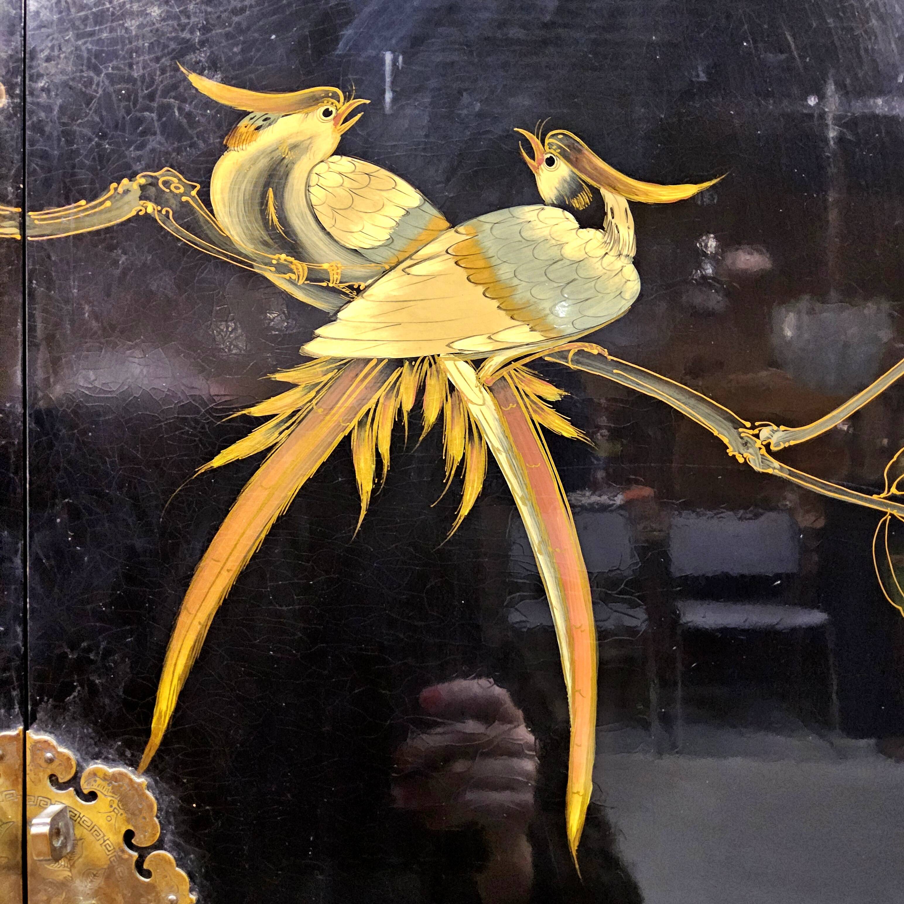 Cabinet vintage chinois laqué noir avec oiseaux et fleurs bohème