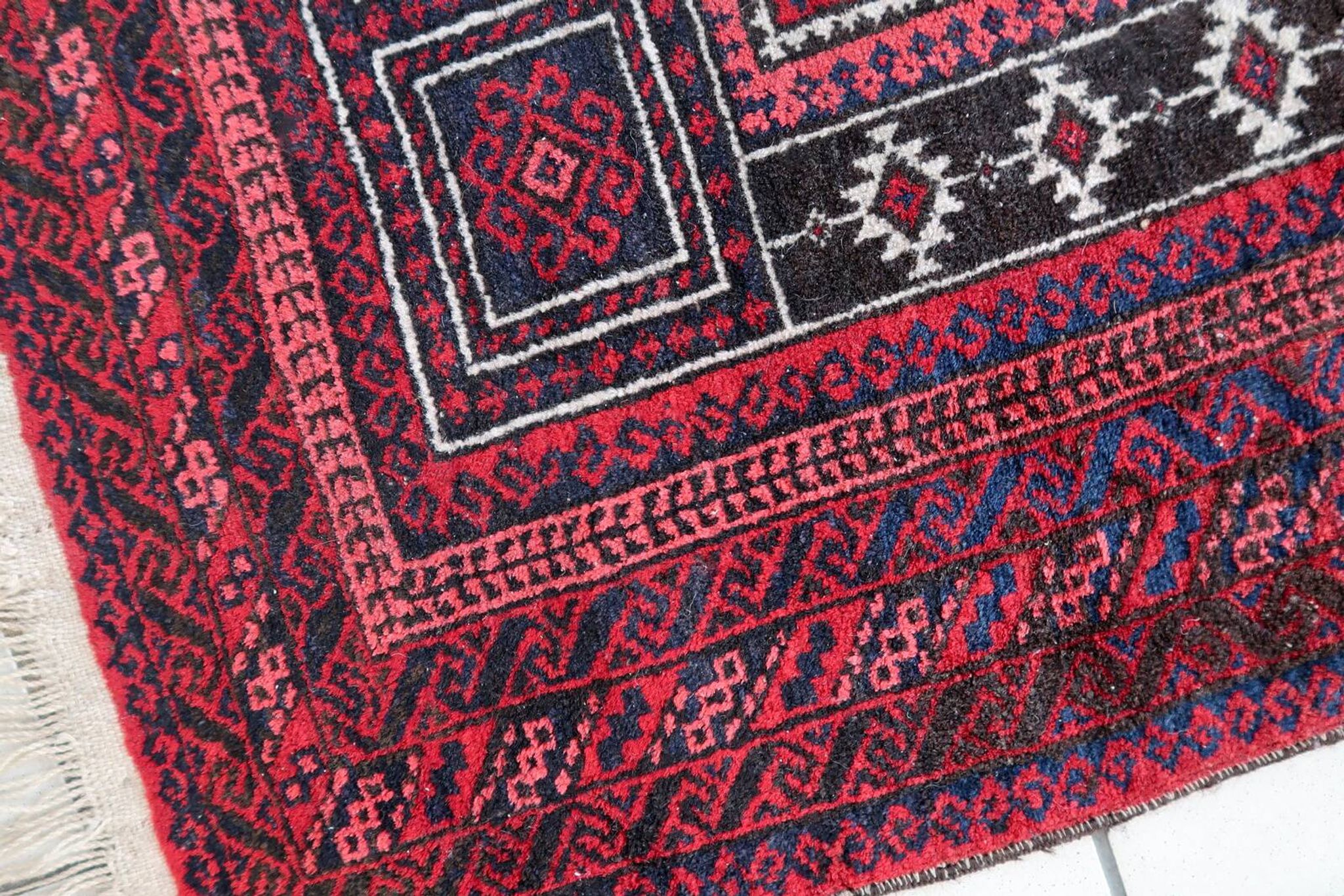 Tapis de Prière Vintage Baluch Fait Main en Laine – 94 x 152 cm