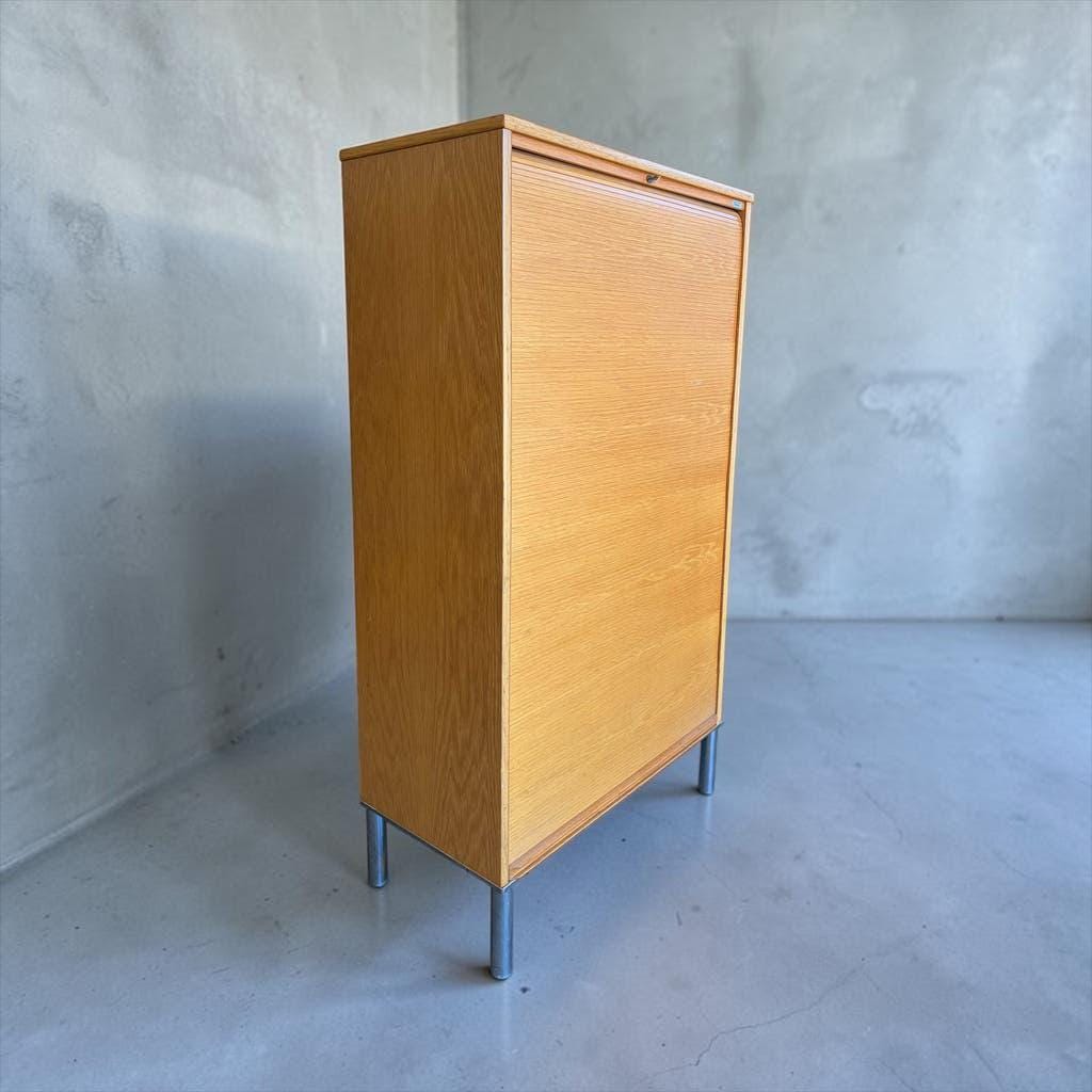 Classeur, armoire à rideaux roulant vintage en bois sur pieds chromés