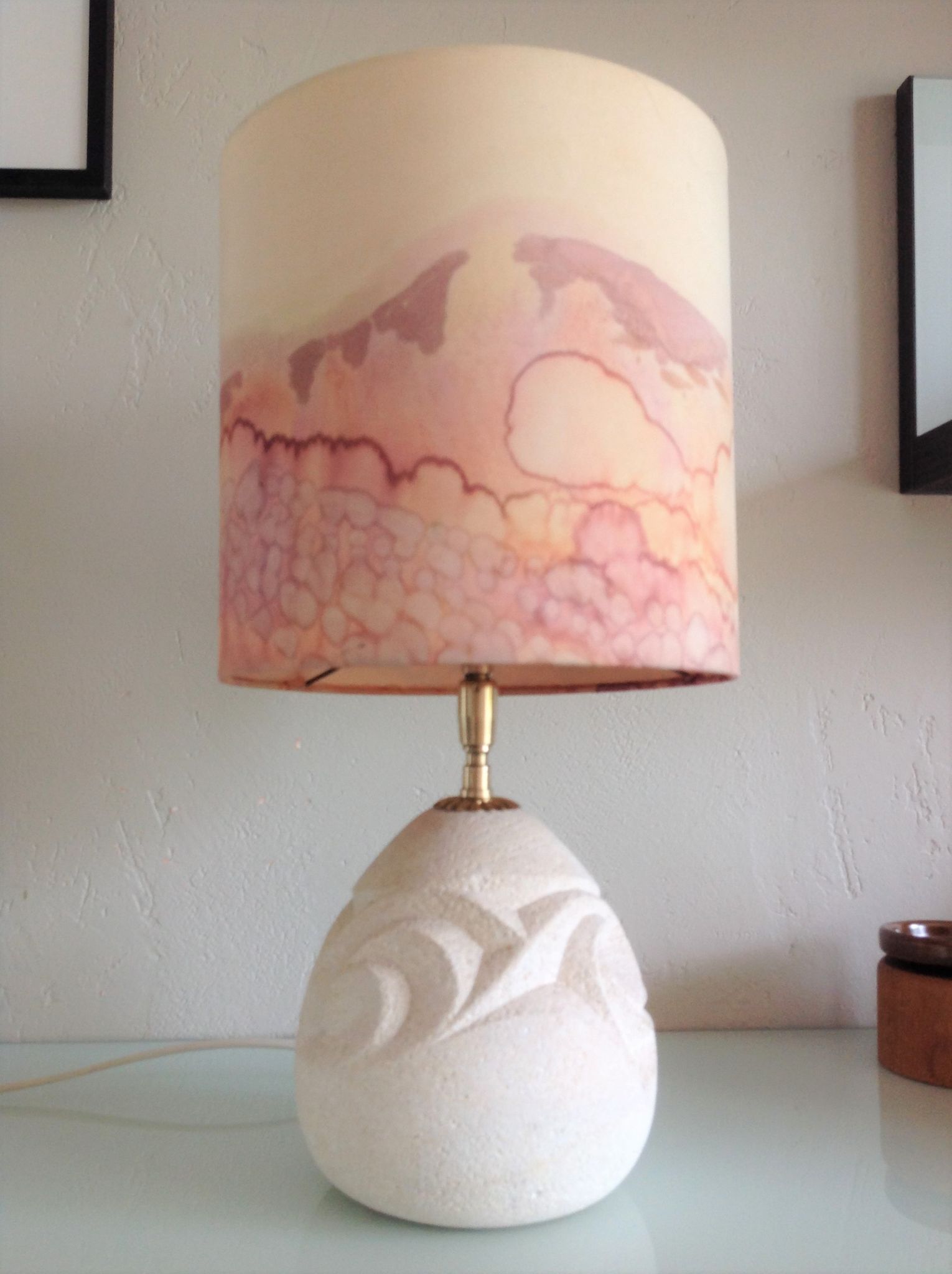 Ovoid lamp in carved stone and printed lampshade / vintage 60-70s