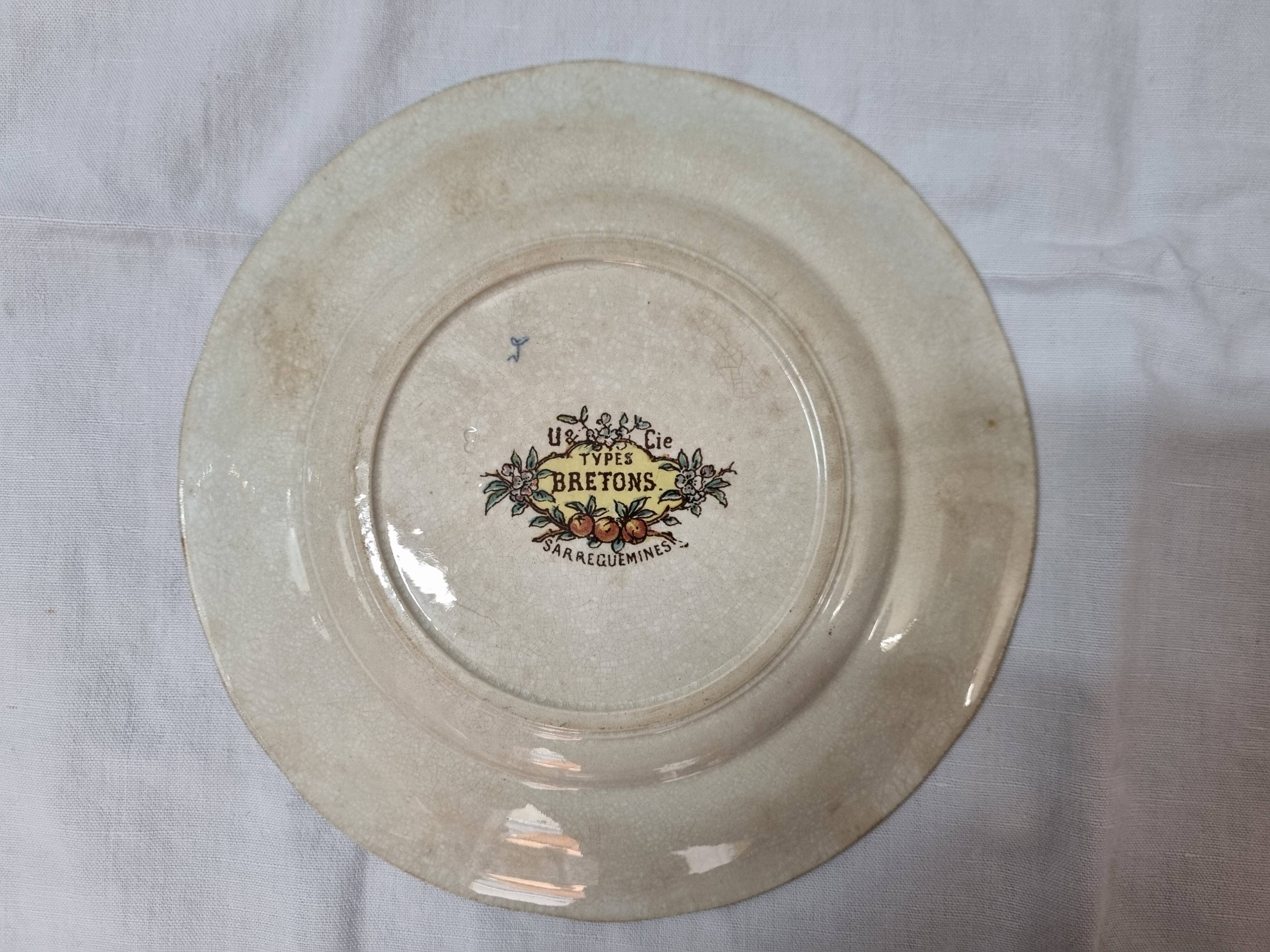 Sarreguemines earthenware plates: the Bretons