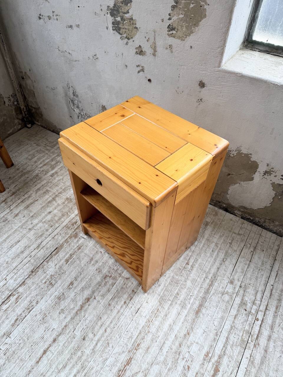 Chevet sélectionné par Charlotte Perriand pour Les Arcs