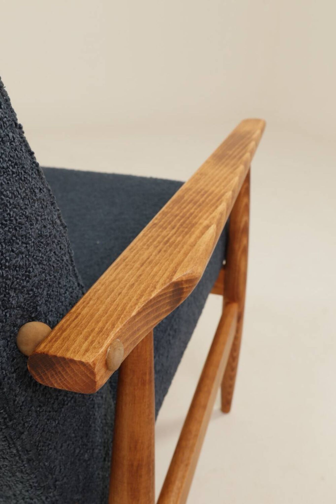Fauteuil scandinave en bouclé bleu marine conçu par H. Lis.