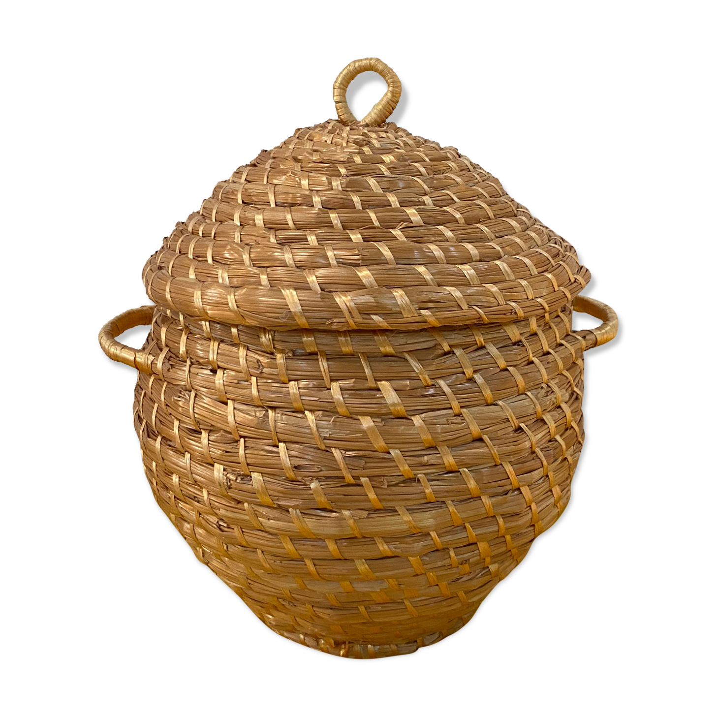 Artisanal basket made of natural fibers