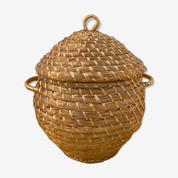 Artisanal basket made of natural fibers