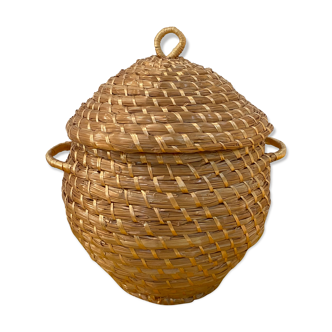 Artisanal basket made of natural fibers
