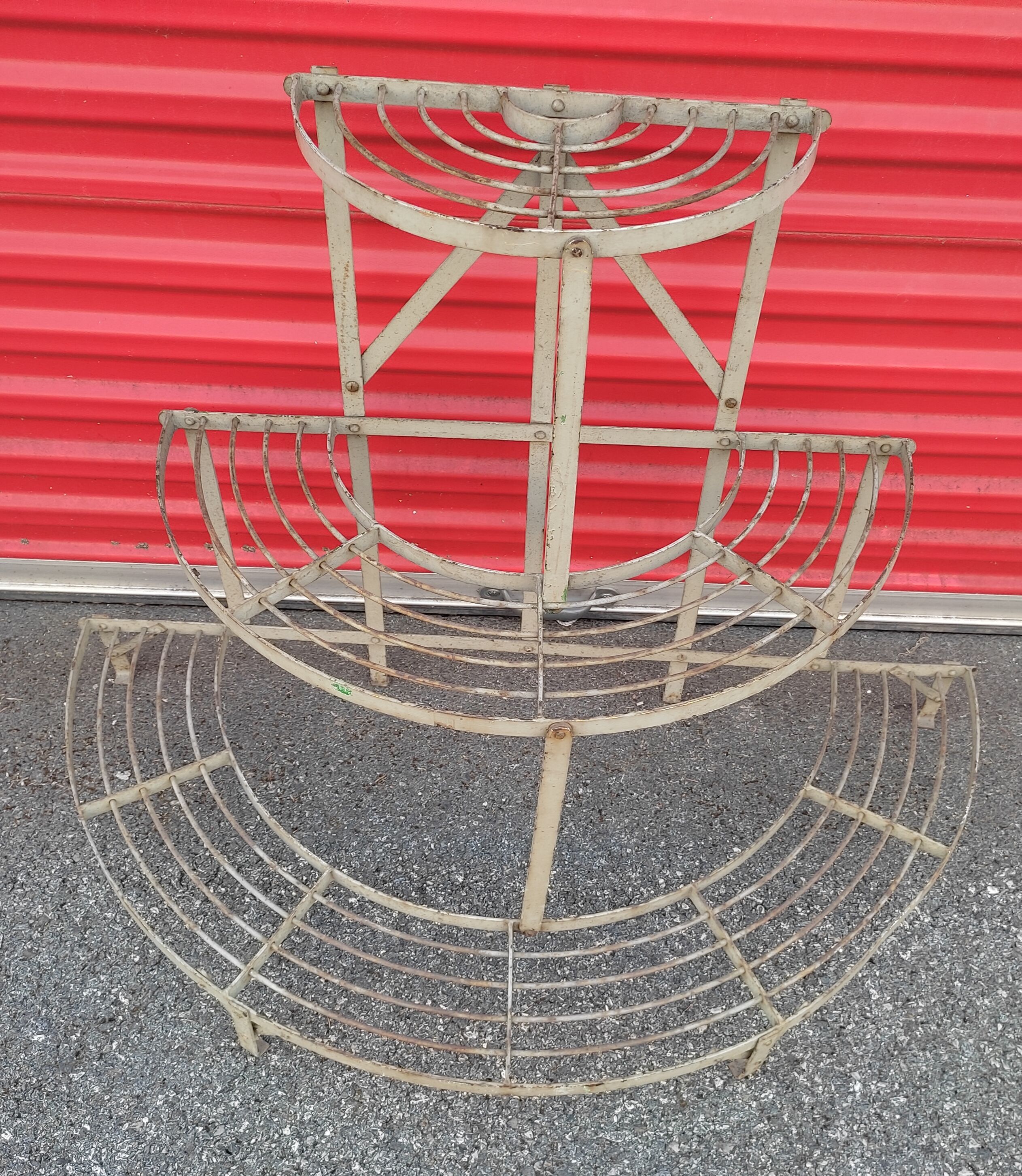 Half-moon plant holder