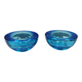 Un ensemble de porte-bougies iittala en verre transparent bleu.