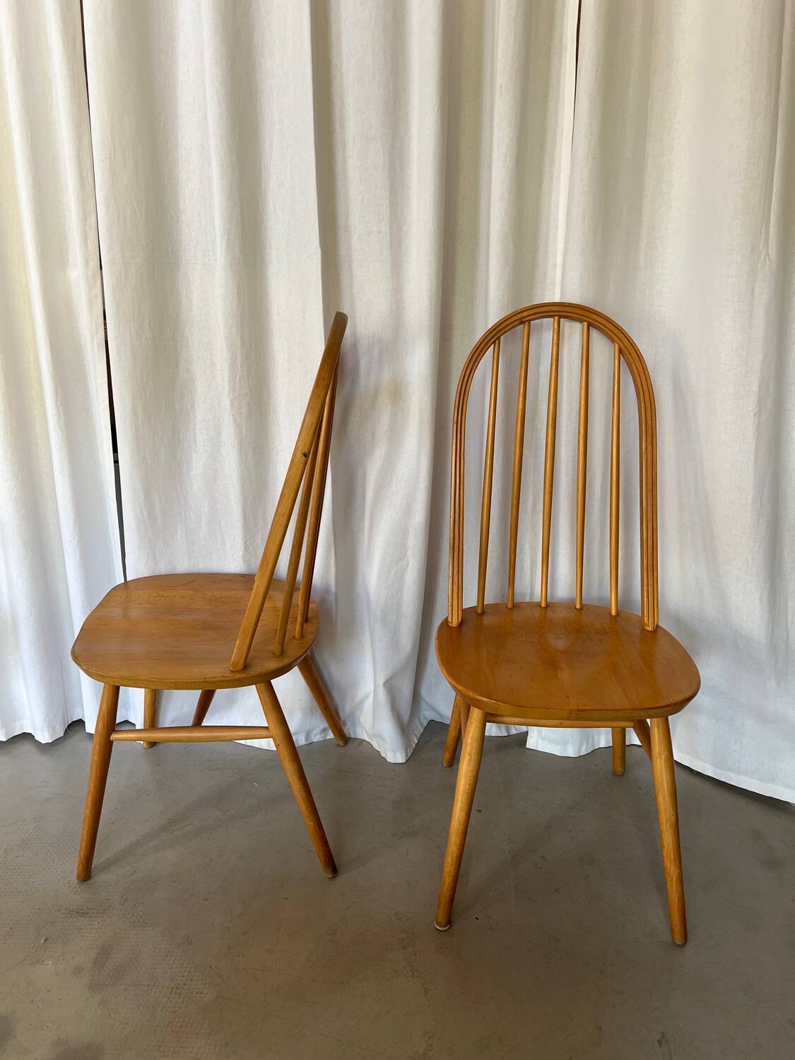 Paire de chaises scandinaves en bois clair