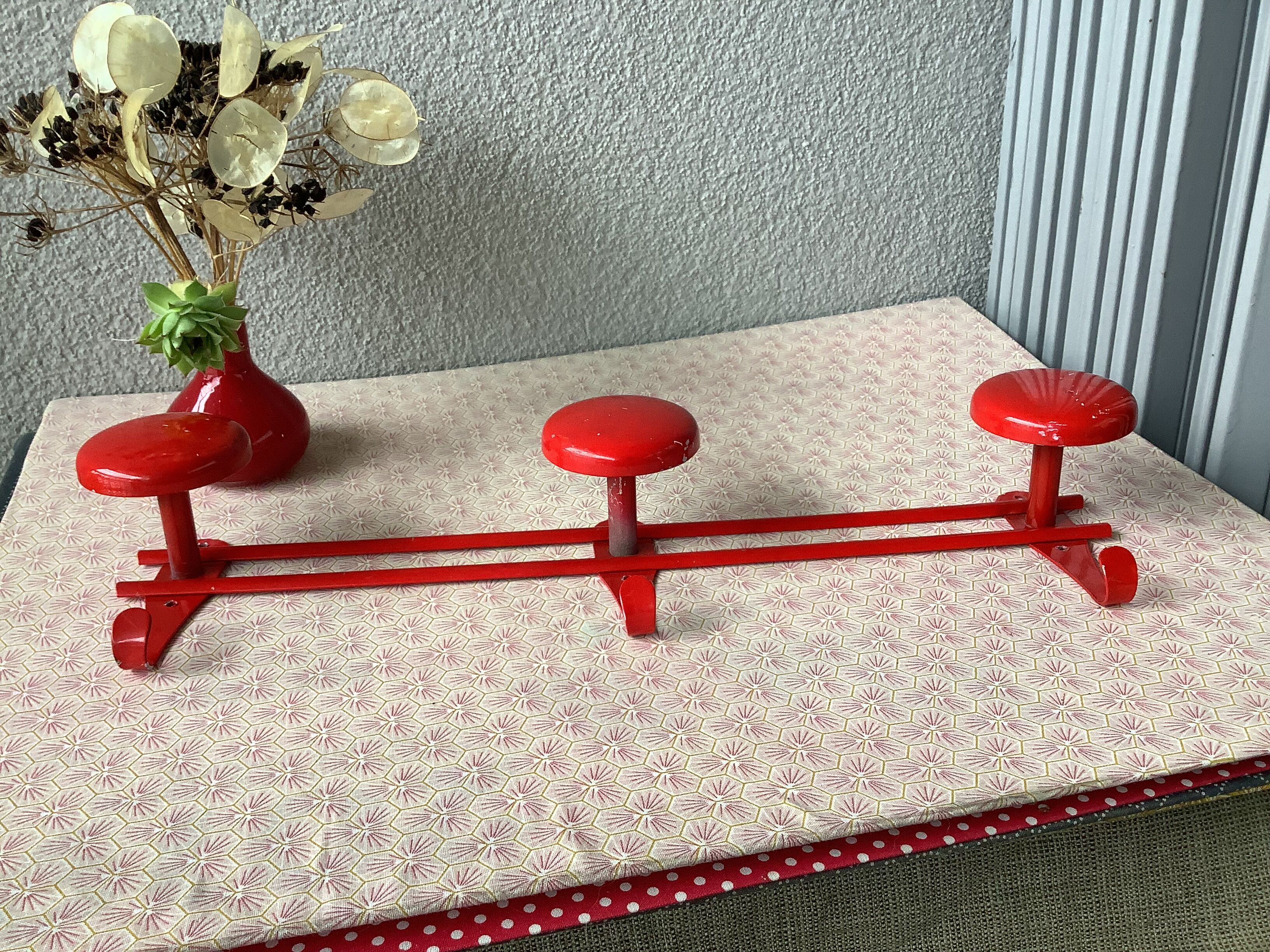 Patères vintage métal laqué rouge, années 70
