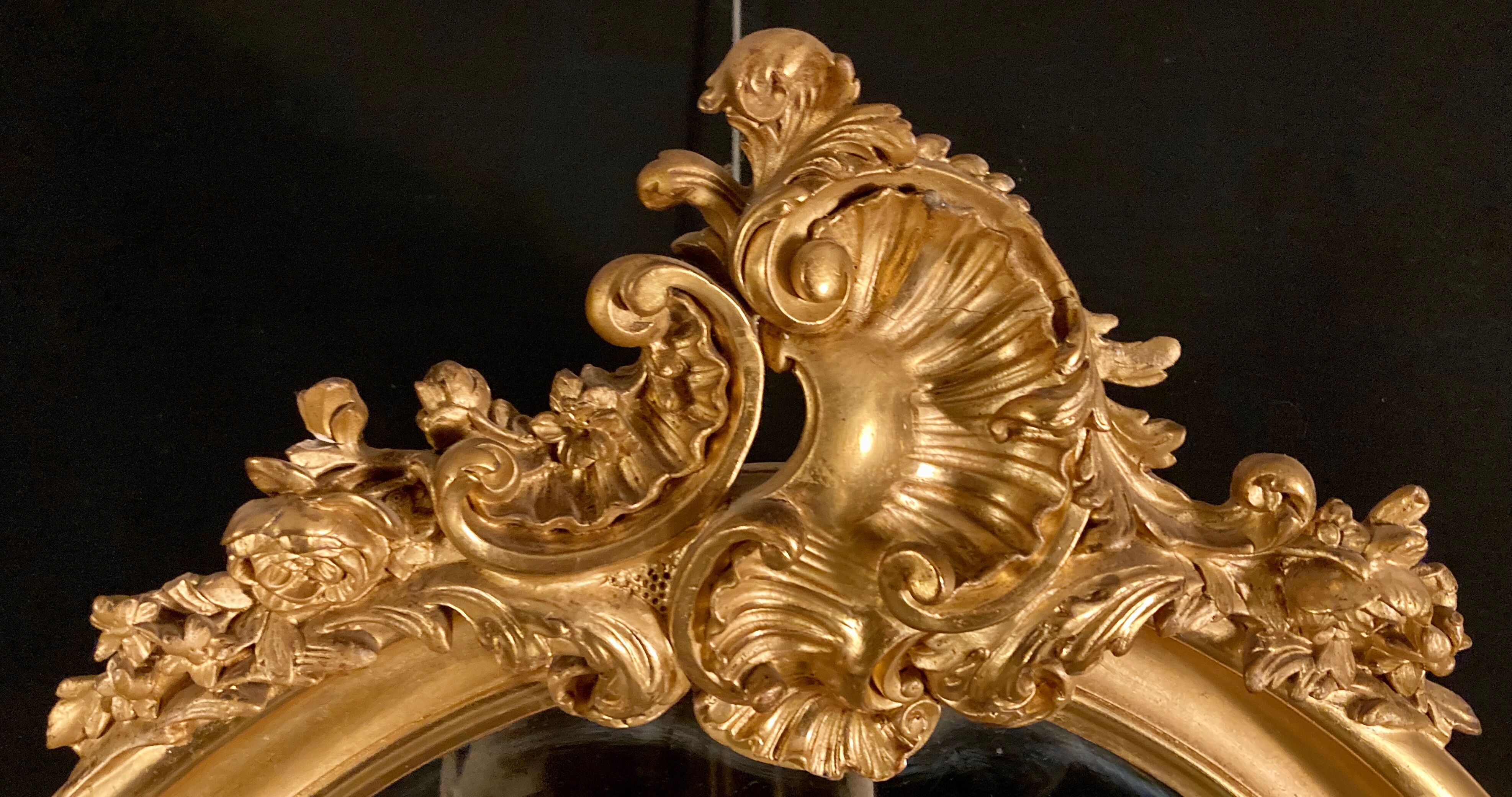 Large oval mirror in gilded wood