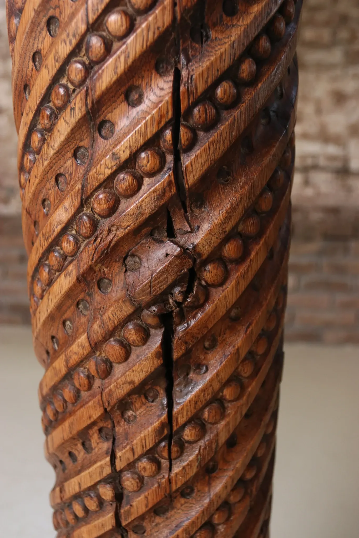 Carved oak column with twisted shaft, beads and acanthus – 19th c.