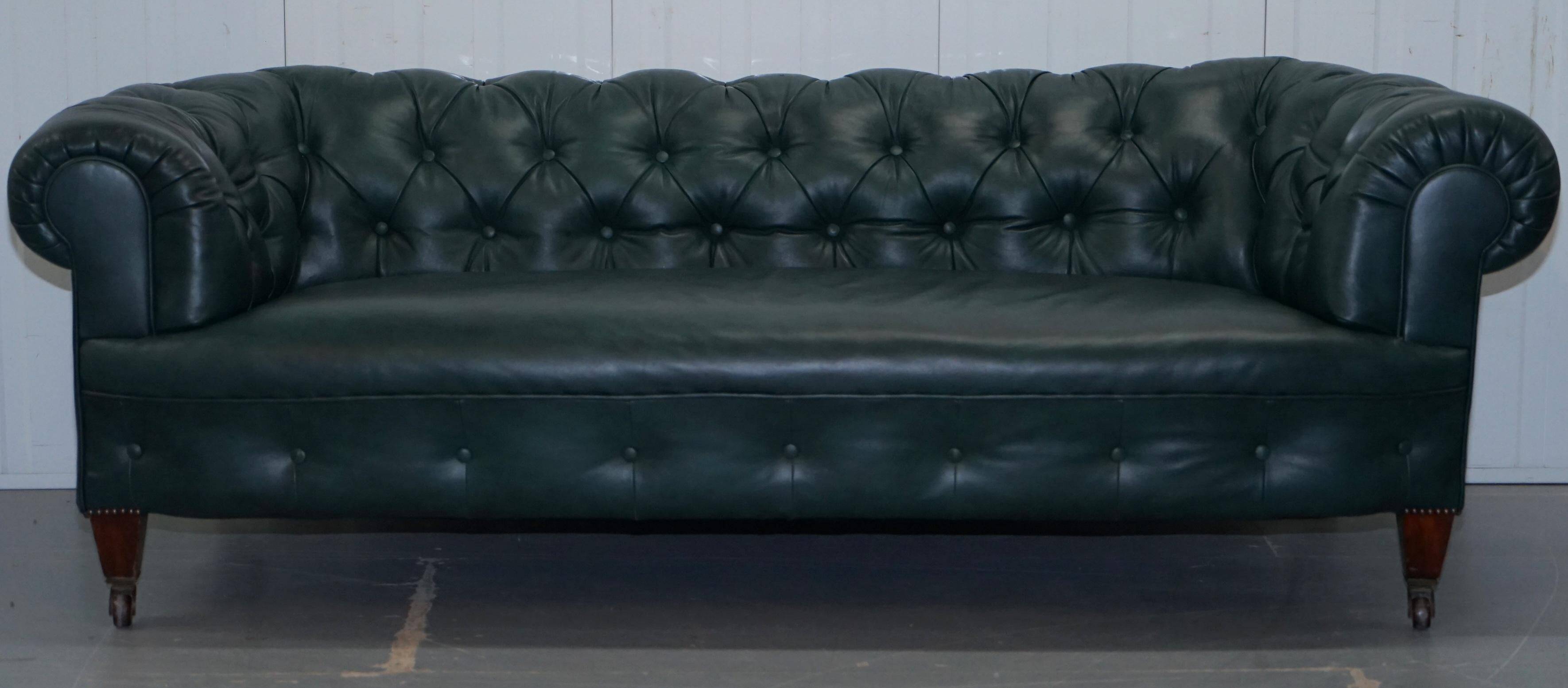 Sofa Chesterfield cuir restauré victorien 1890 Cornelius V Smith à ressorts