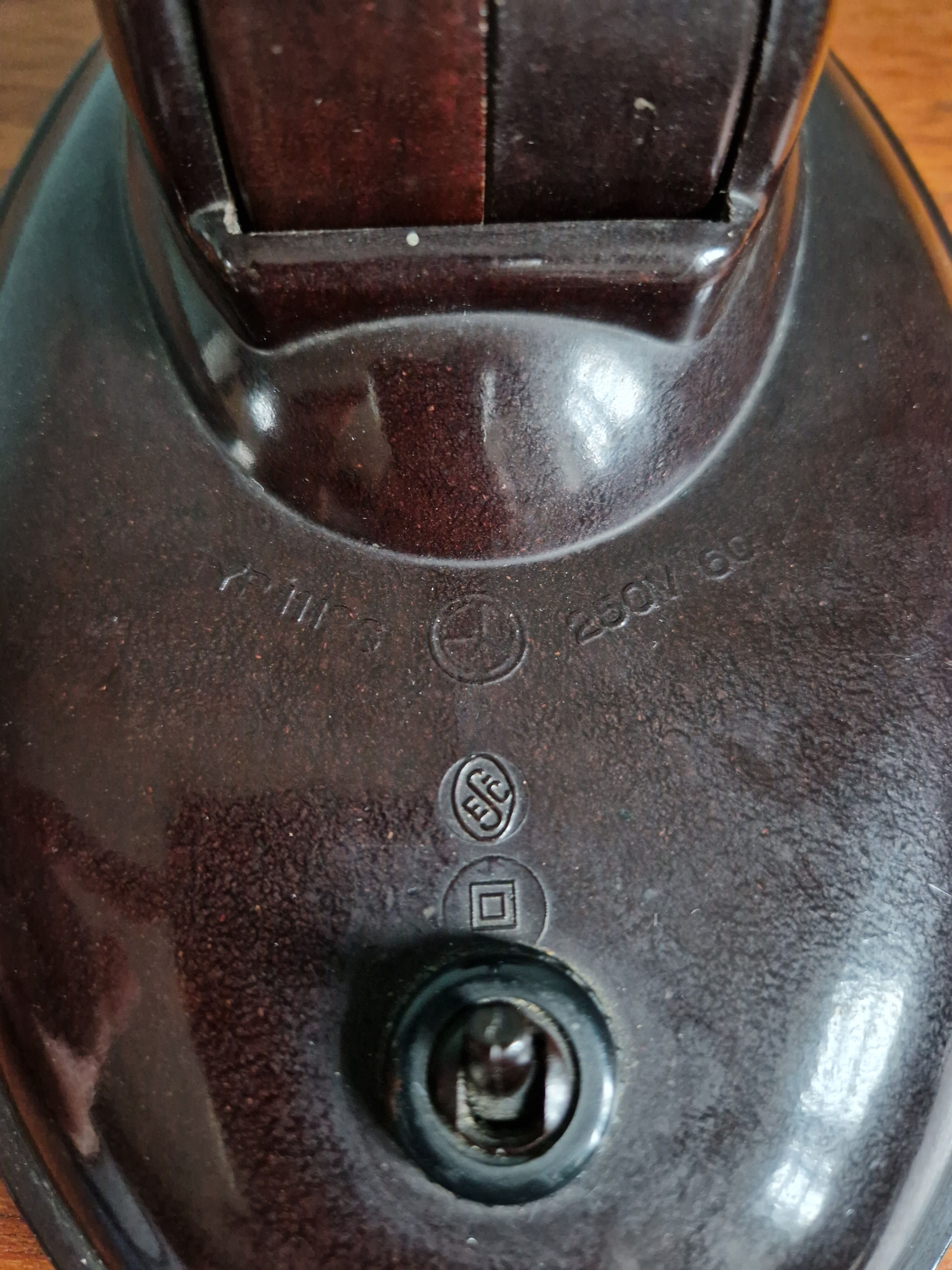Brown Bakelite desk lamp, Eric Kirkman Cole, 1930s