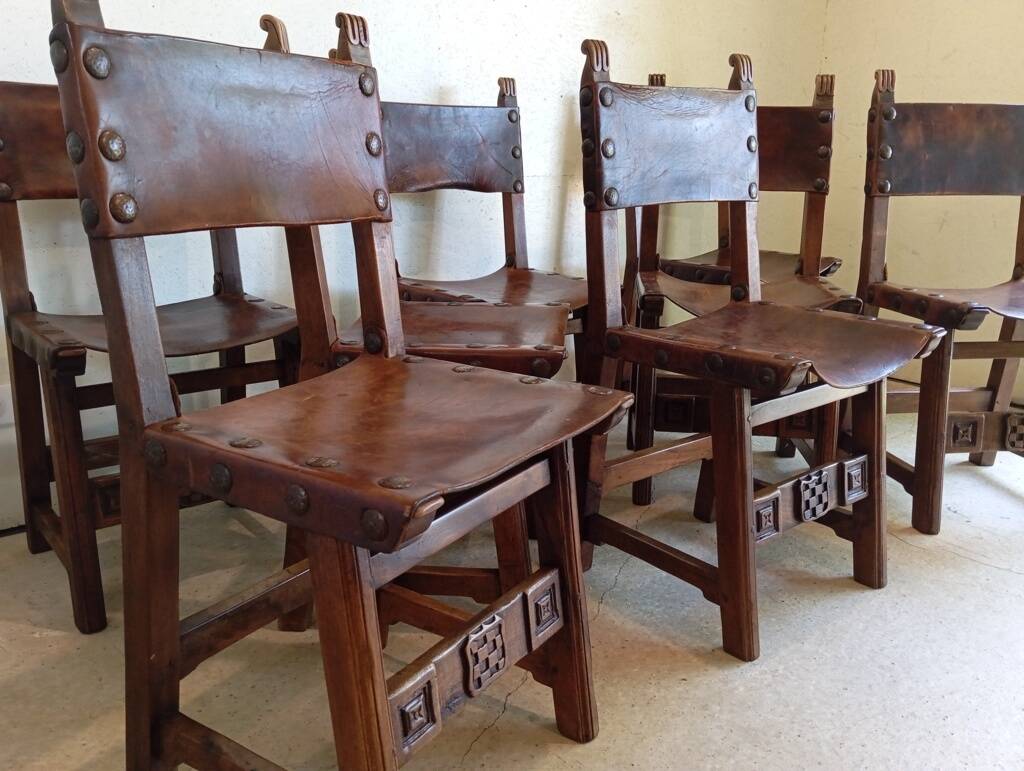 Set of 8 walnut and leather chairs from the 1950s
