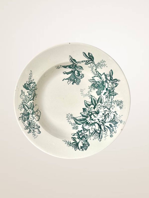 Set de neuf assiettes creuses en faïence de Givors, modèle « Floreal »
