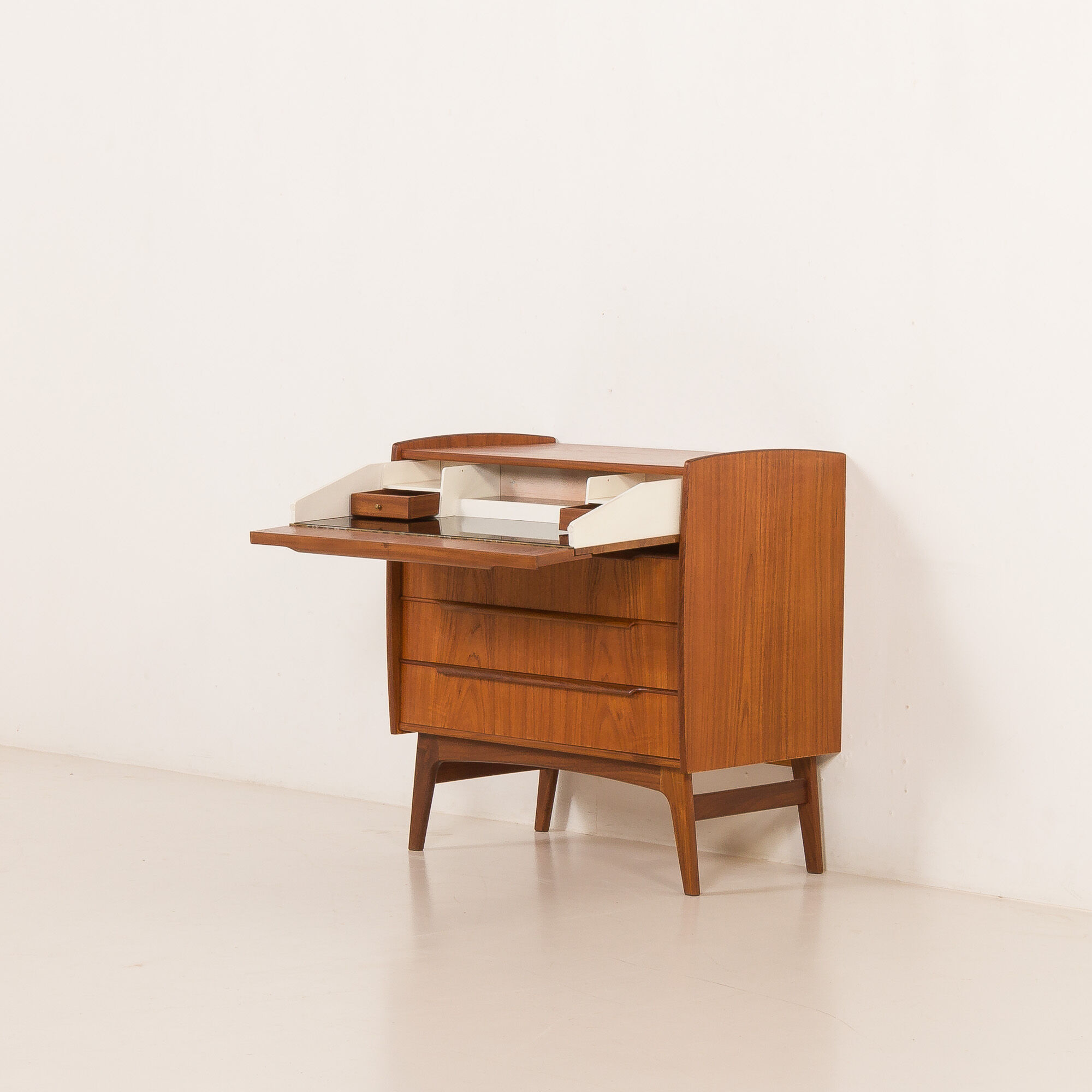 Commode danoise avec bureau caché ou coiffeuse, années 1960