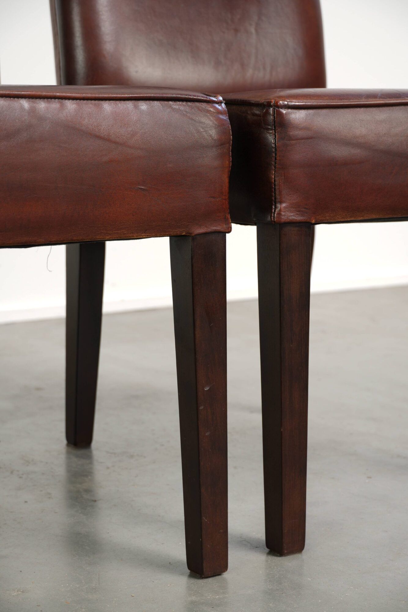 Beautiful and comfortable set of 6 sheepskin dining chairs in English style