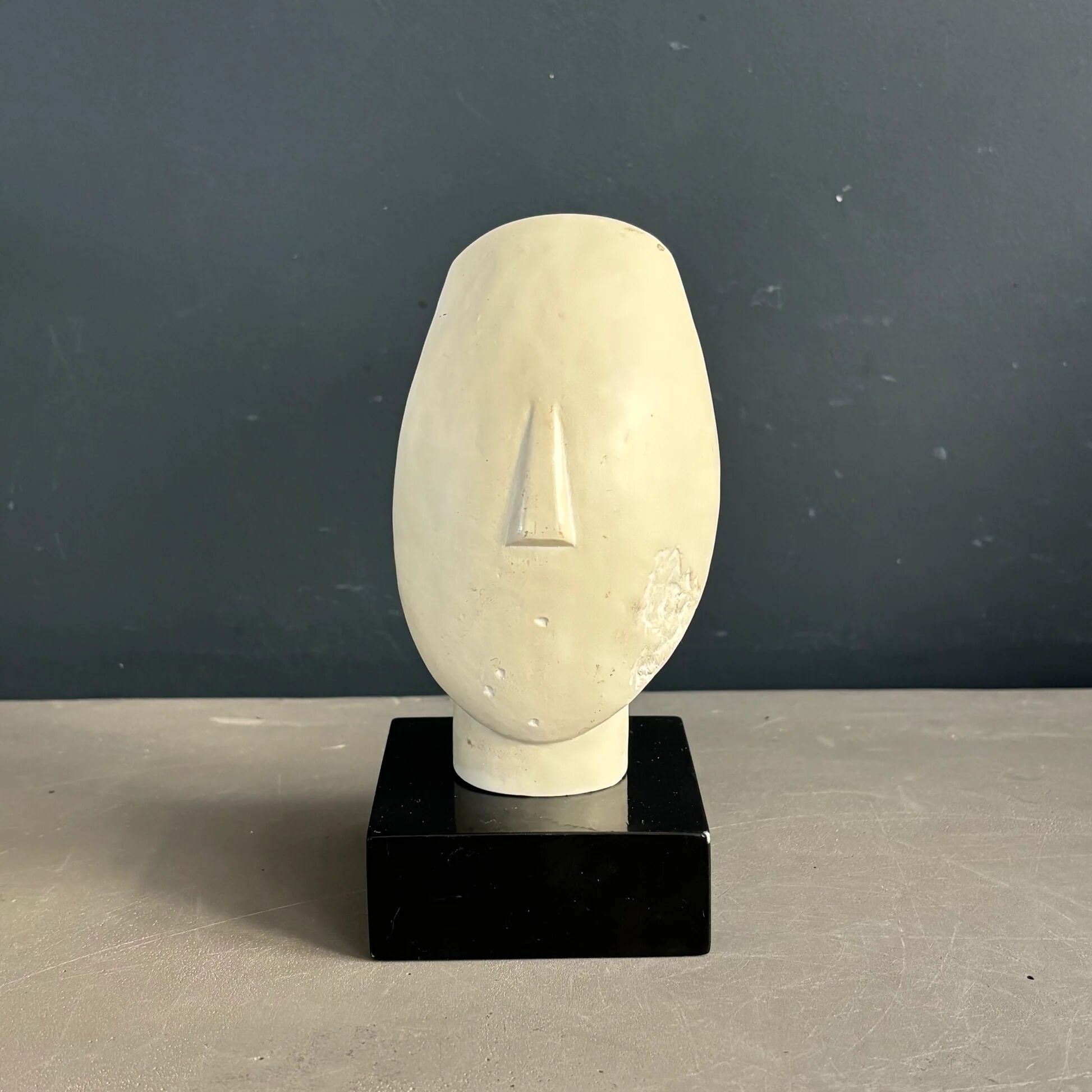 Tête en plâtre - Sculpture sur socle