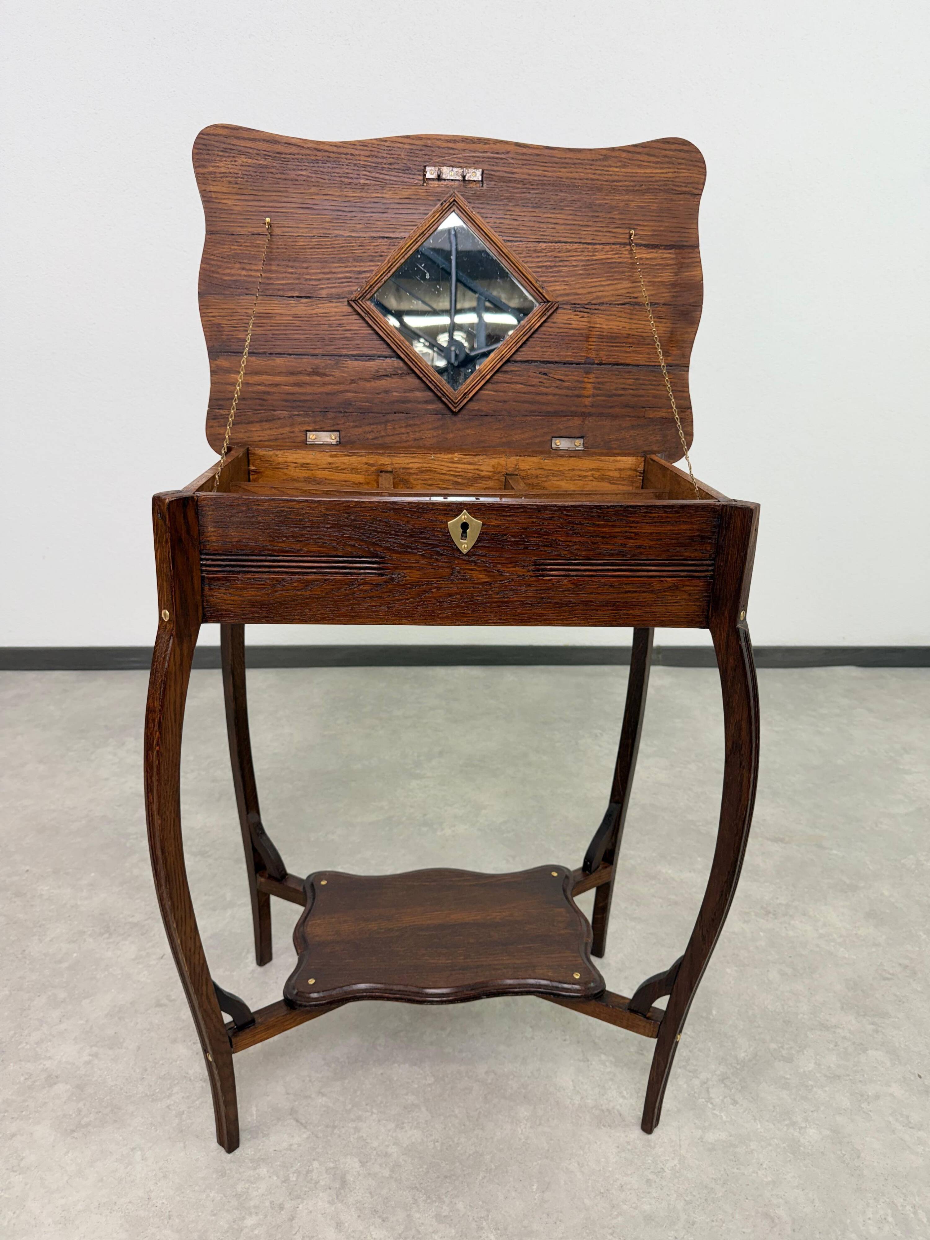 Table d'appoint de coiffeuse ancienne avec couvercle à charnières