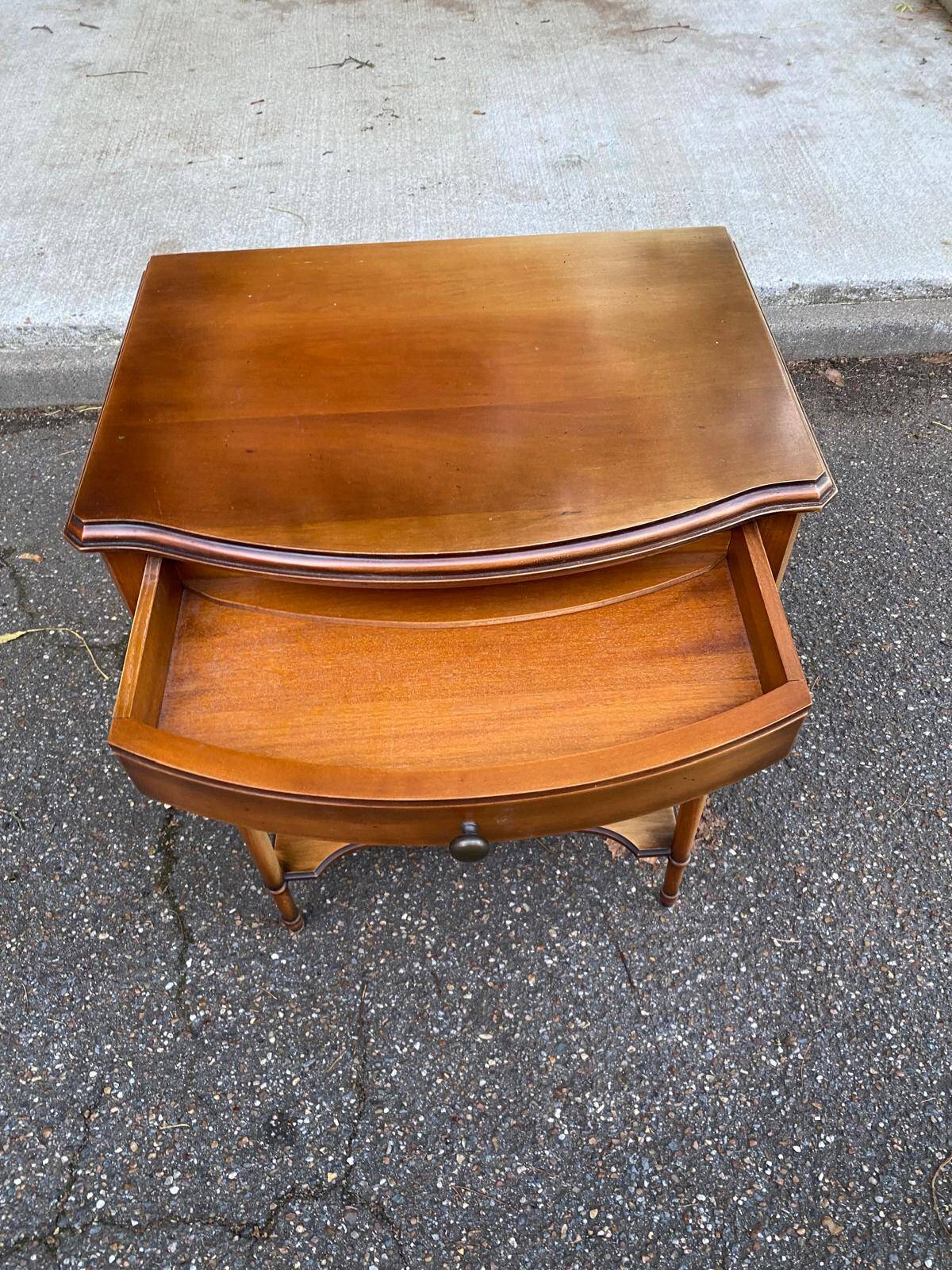 Chevet style Louis XVI en bois massif 1 tiroir, 20ème s.