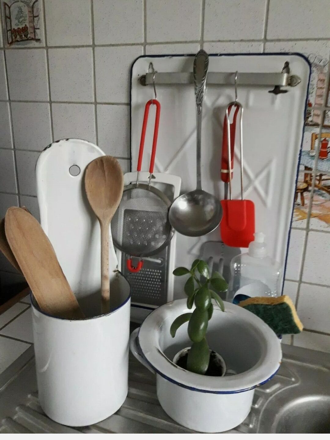 Ladle door kitchen utensil pot in enamelled sheet metal