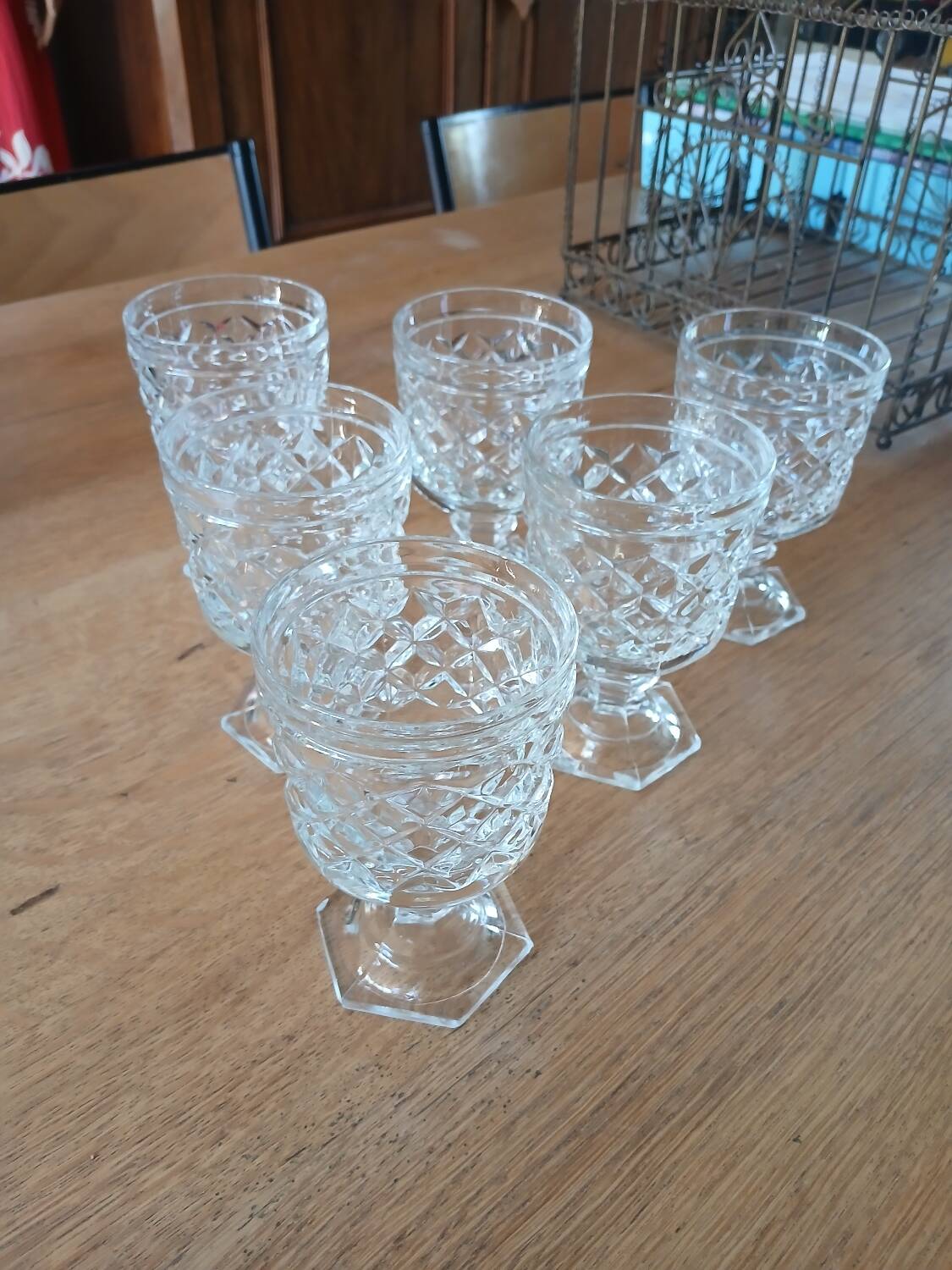 6 verres à pied en verre taillé