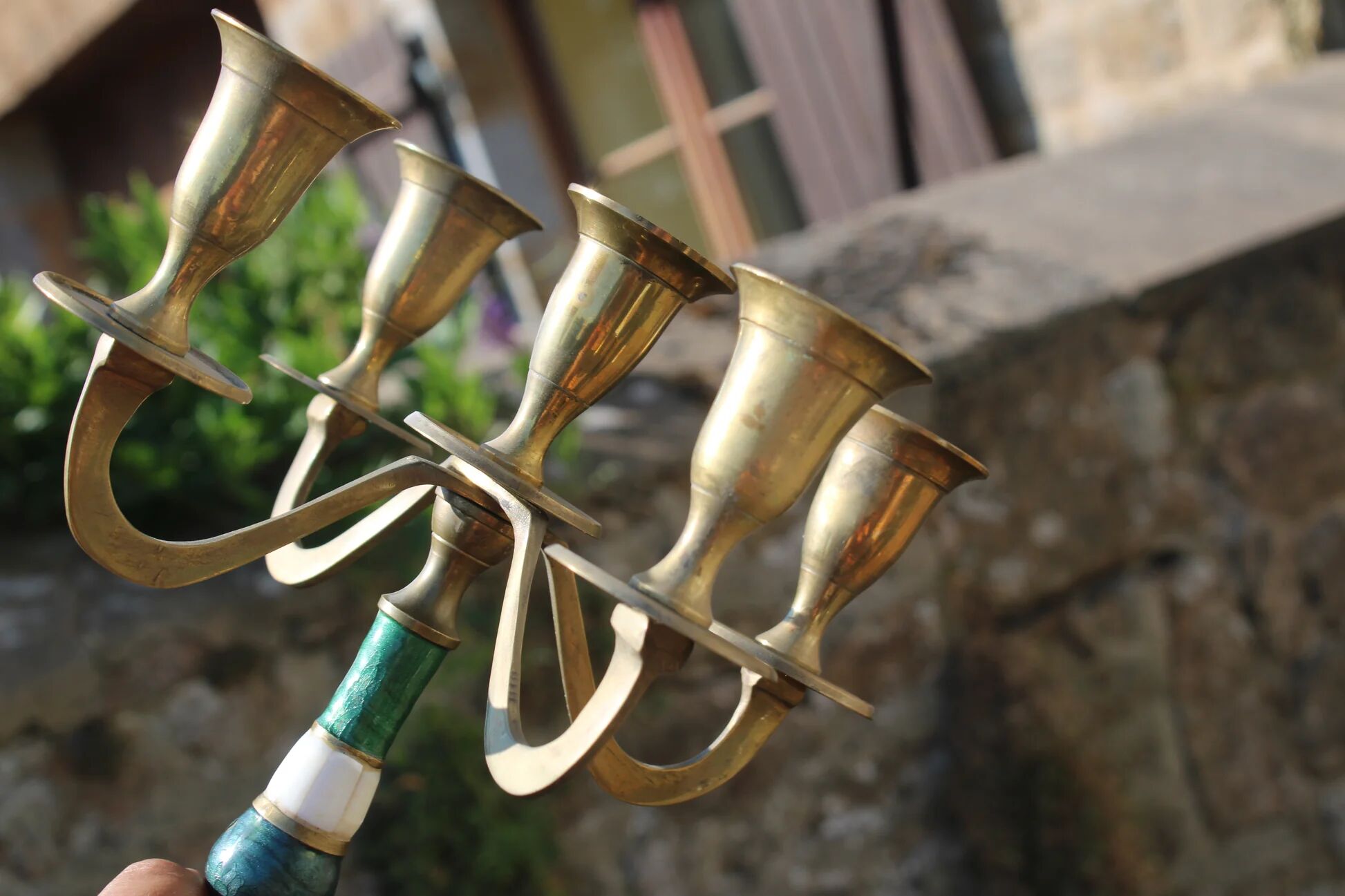 Vintage 5-light candelabrum in brass – Green and white decor
