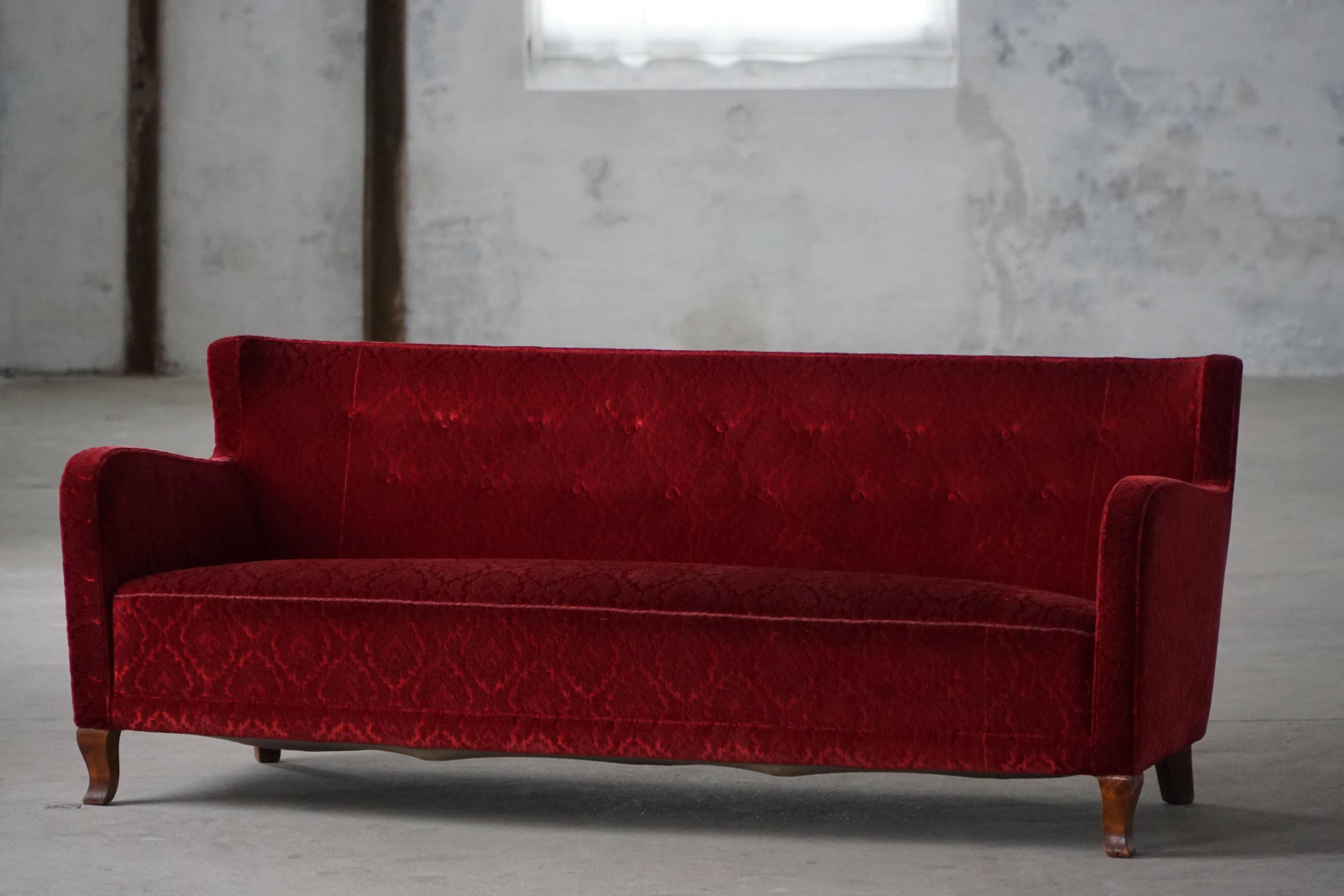 Modern Danish canapé, 3-seater in red velvet, Fritz Hansen style, 1940s.
