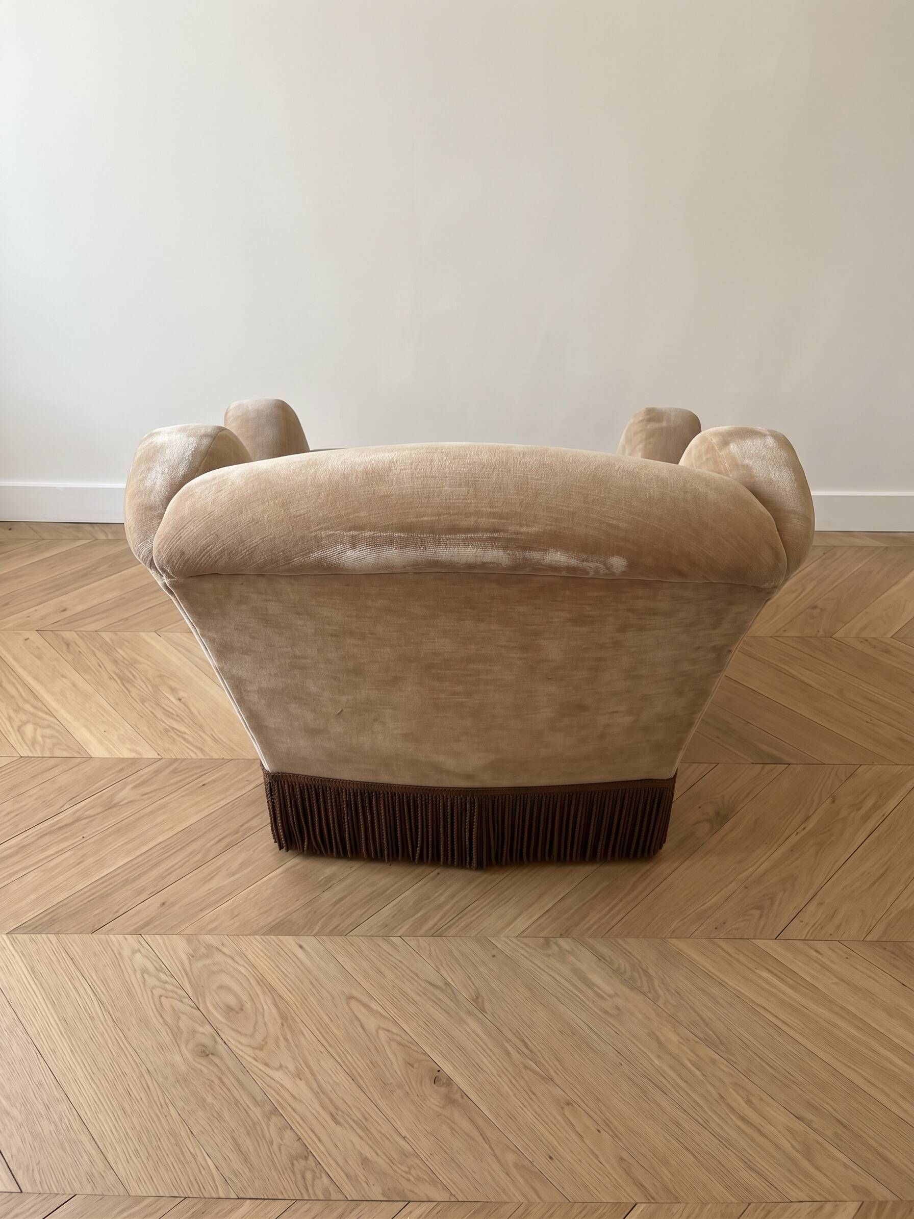 Vintage 1970s armchair in beige fabric with fringes.