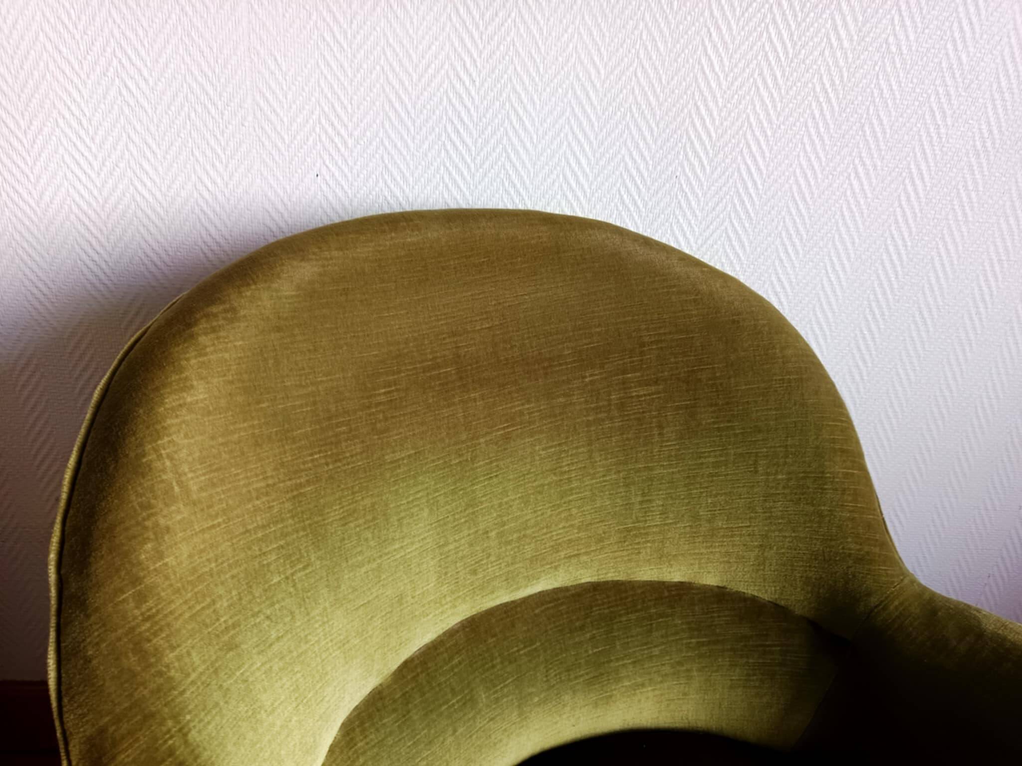 Fauteuil crapaud en velours vert art déco