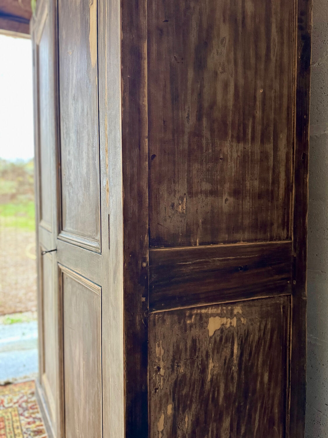L’armoire ancienne patinée