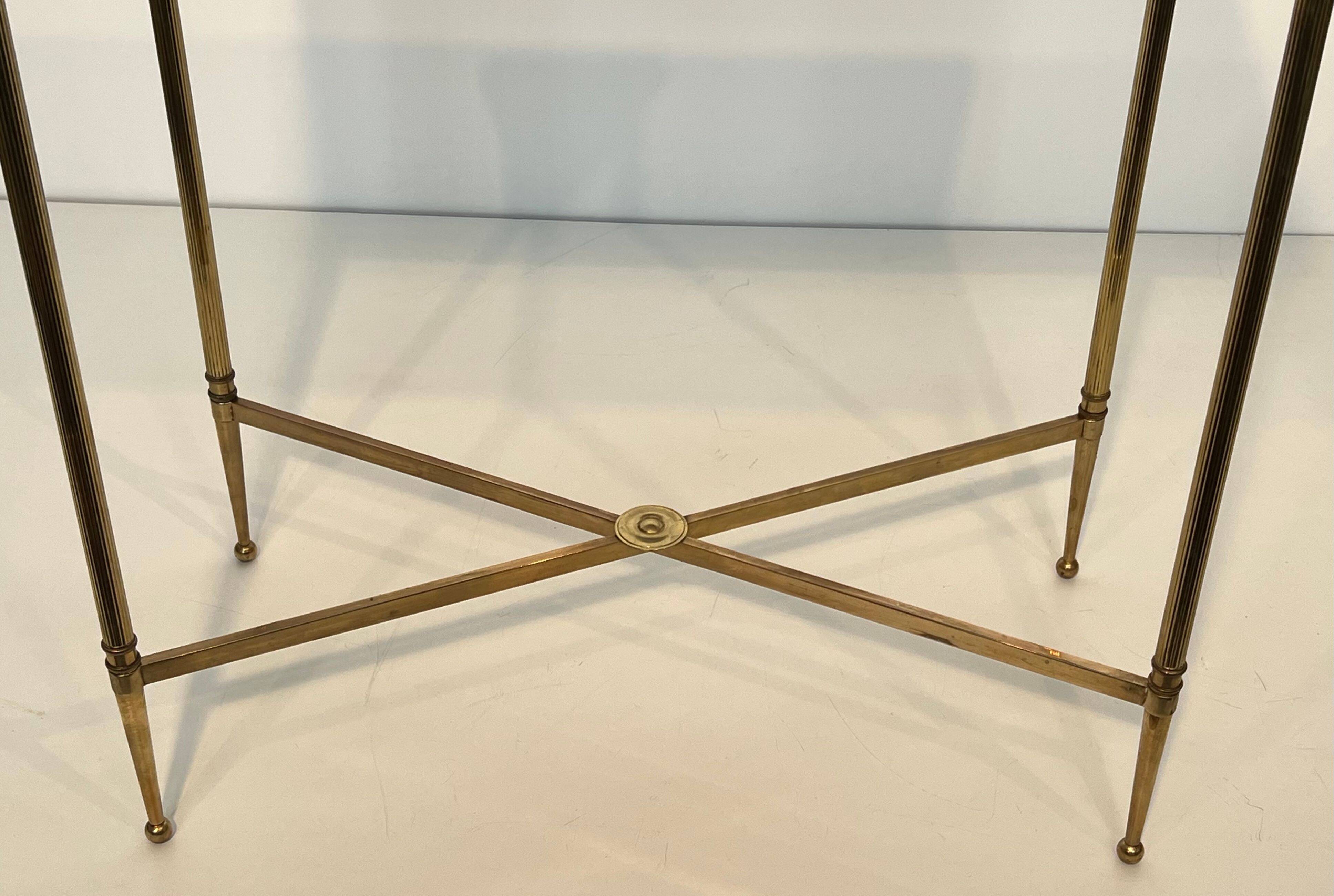Paire de bouts de canapé de style néoclassique en laiton et plateaux de marbre de la Maison Jansen