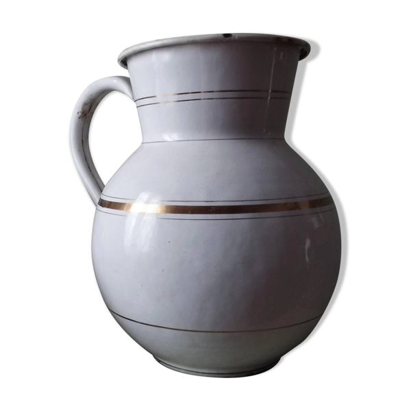 Ancien broc en métal émaillé blanc liserés dorés