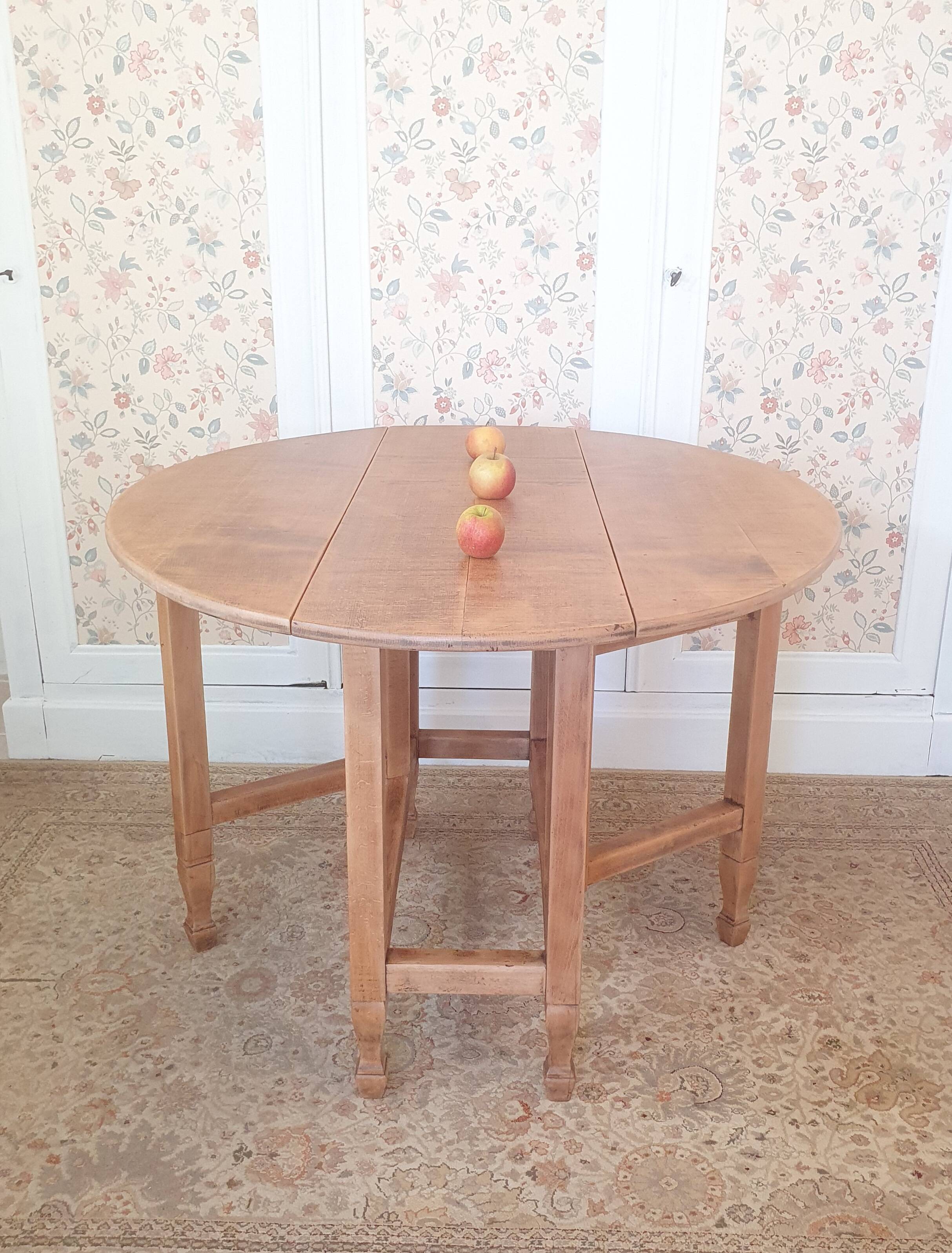 Drop-leaf gateleg table