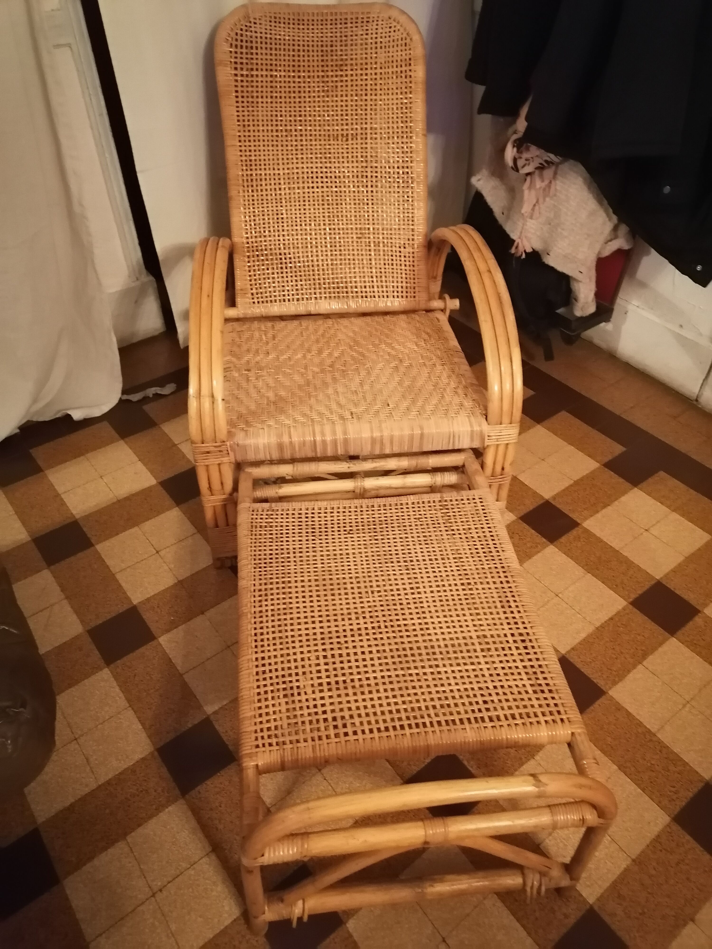 Wicker rattan chaise longue