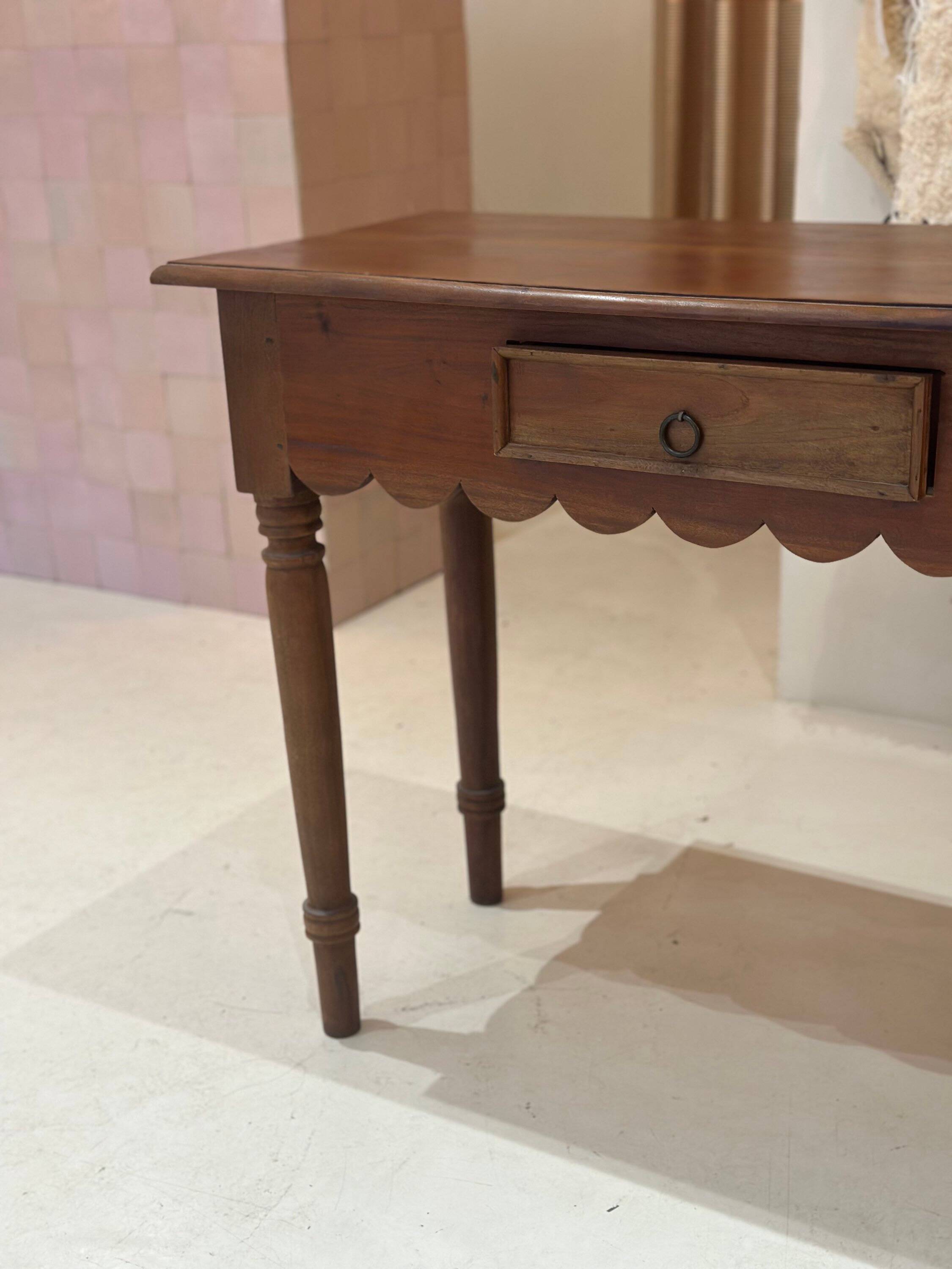 Table console en bois festonnée vintage pieds tournés