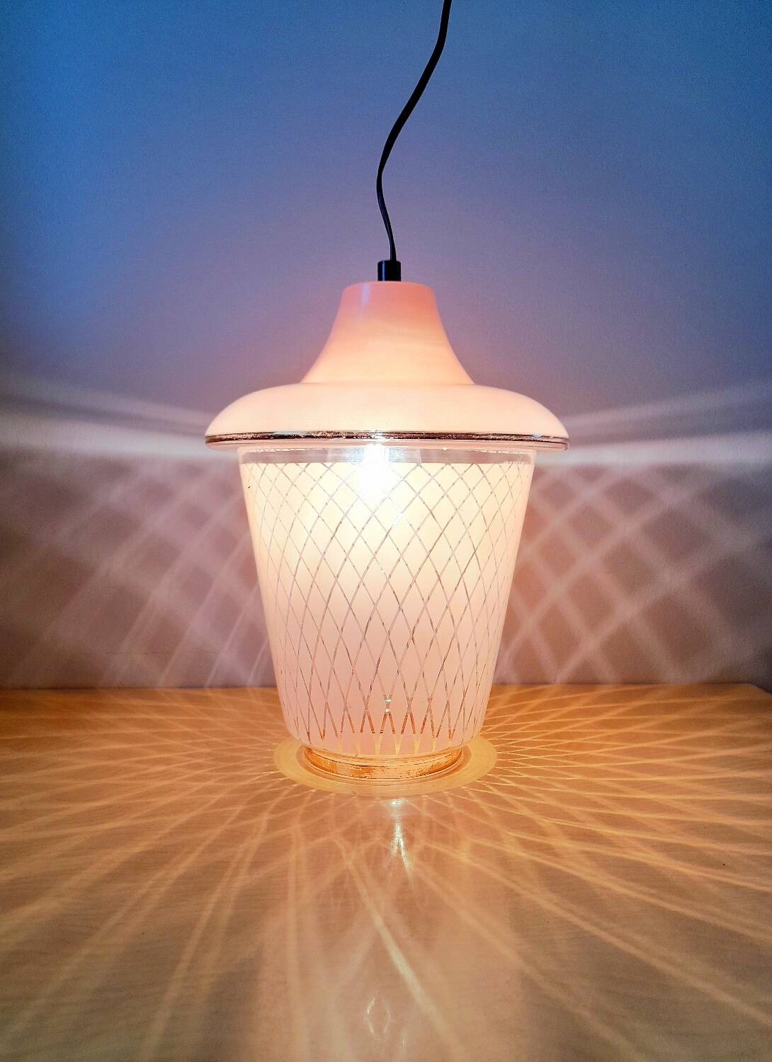 Suspension en verre sérigraphié 1950.