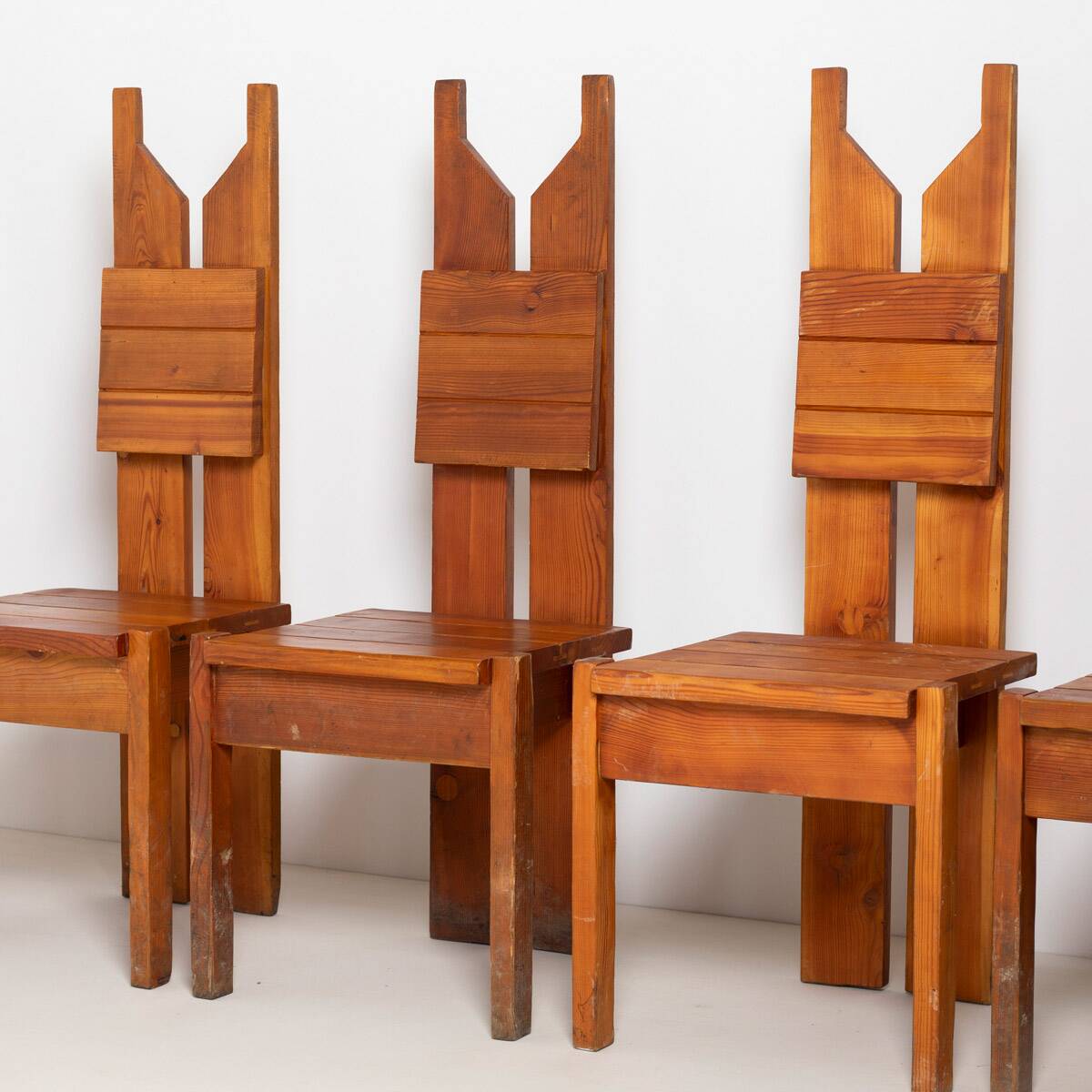 1 des 18 chaises de salle à manger brutalistes uniques en pin massif, Tchécoslovaquie, années 1970