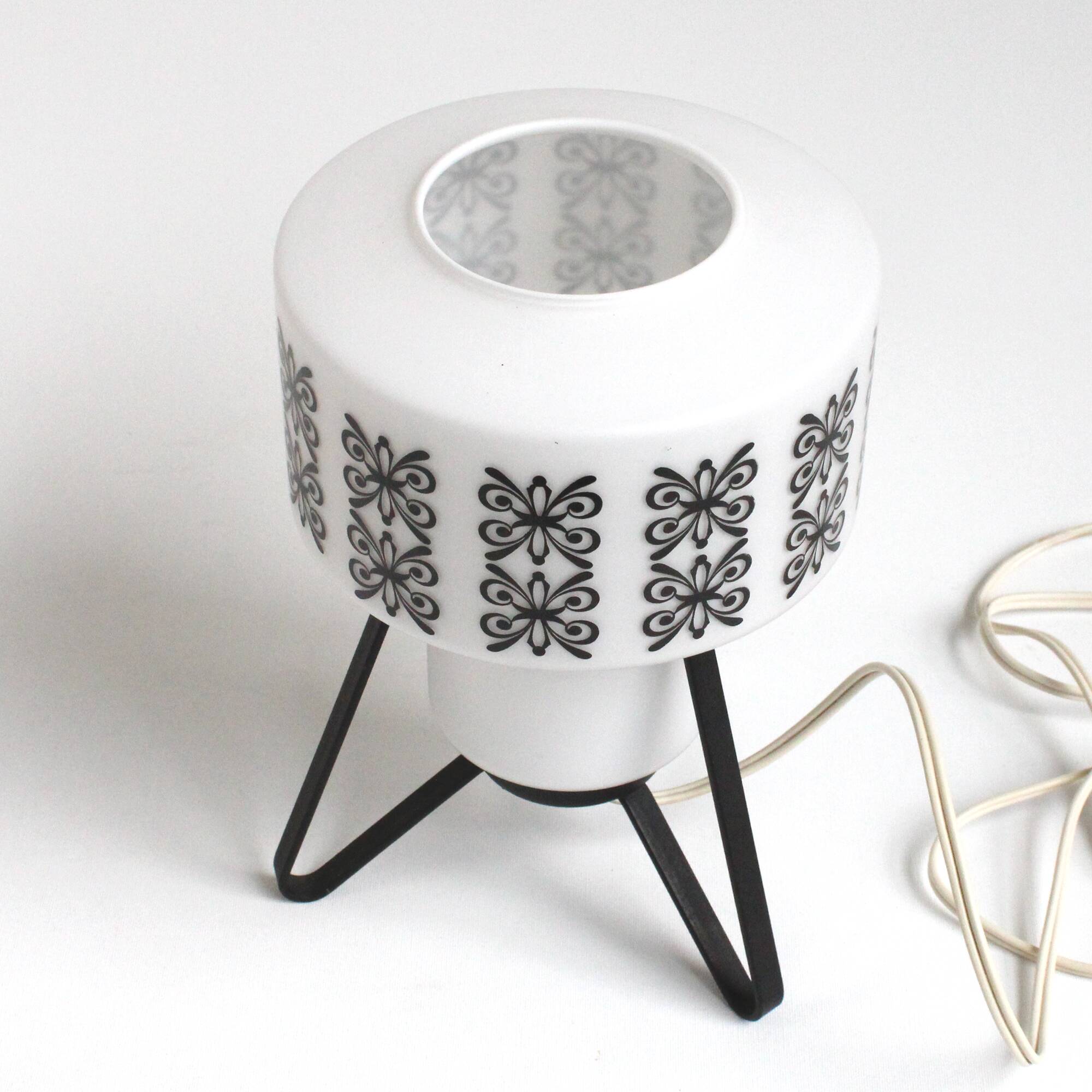 Vintage bedside lamp in opaline and lacquered metal.