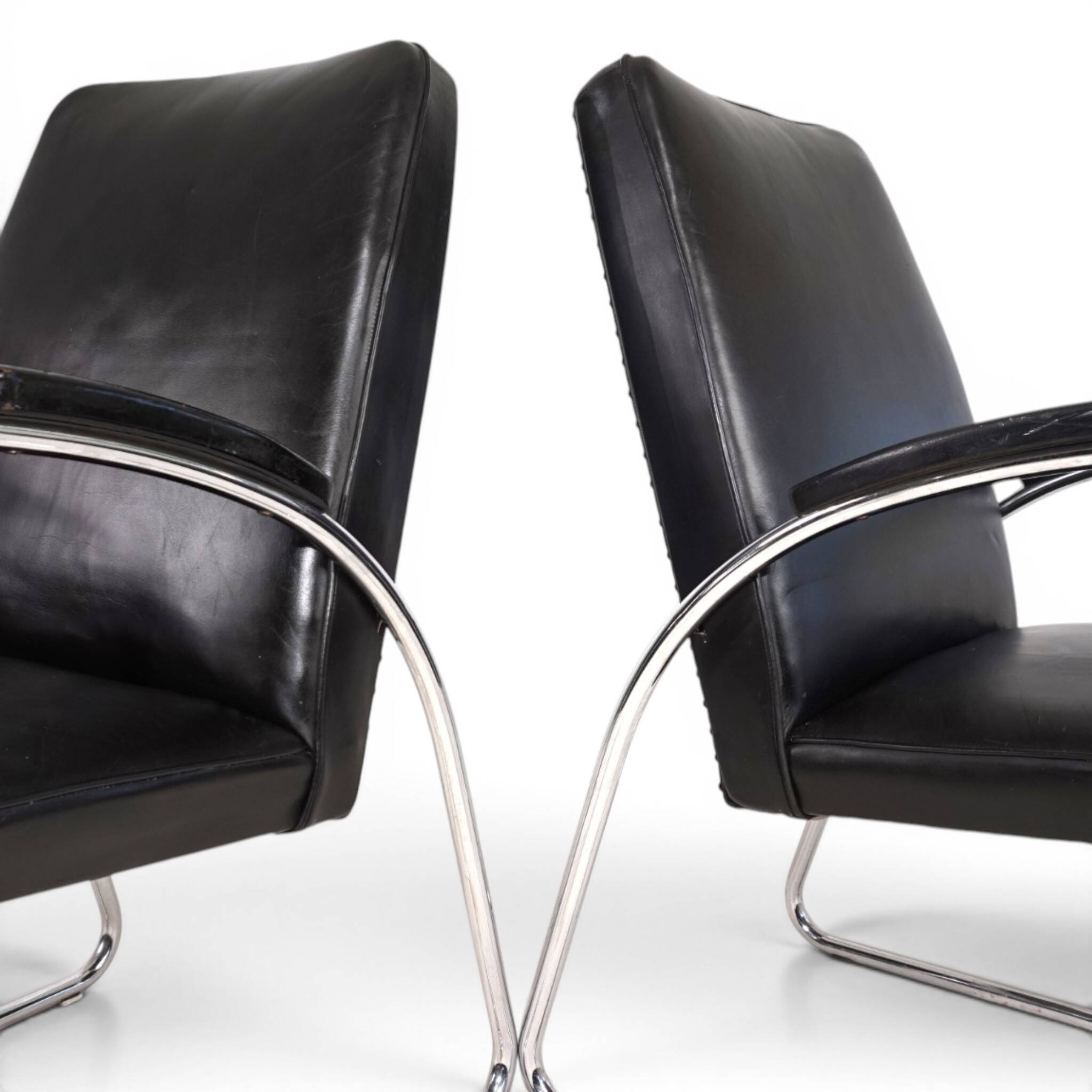 Set of 2 tubular steel Bauhaus Streamline leather armchairs, 1930.