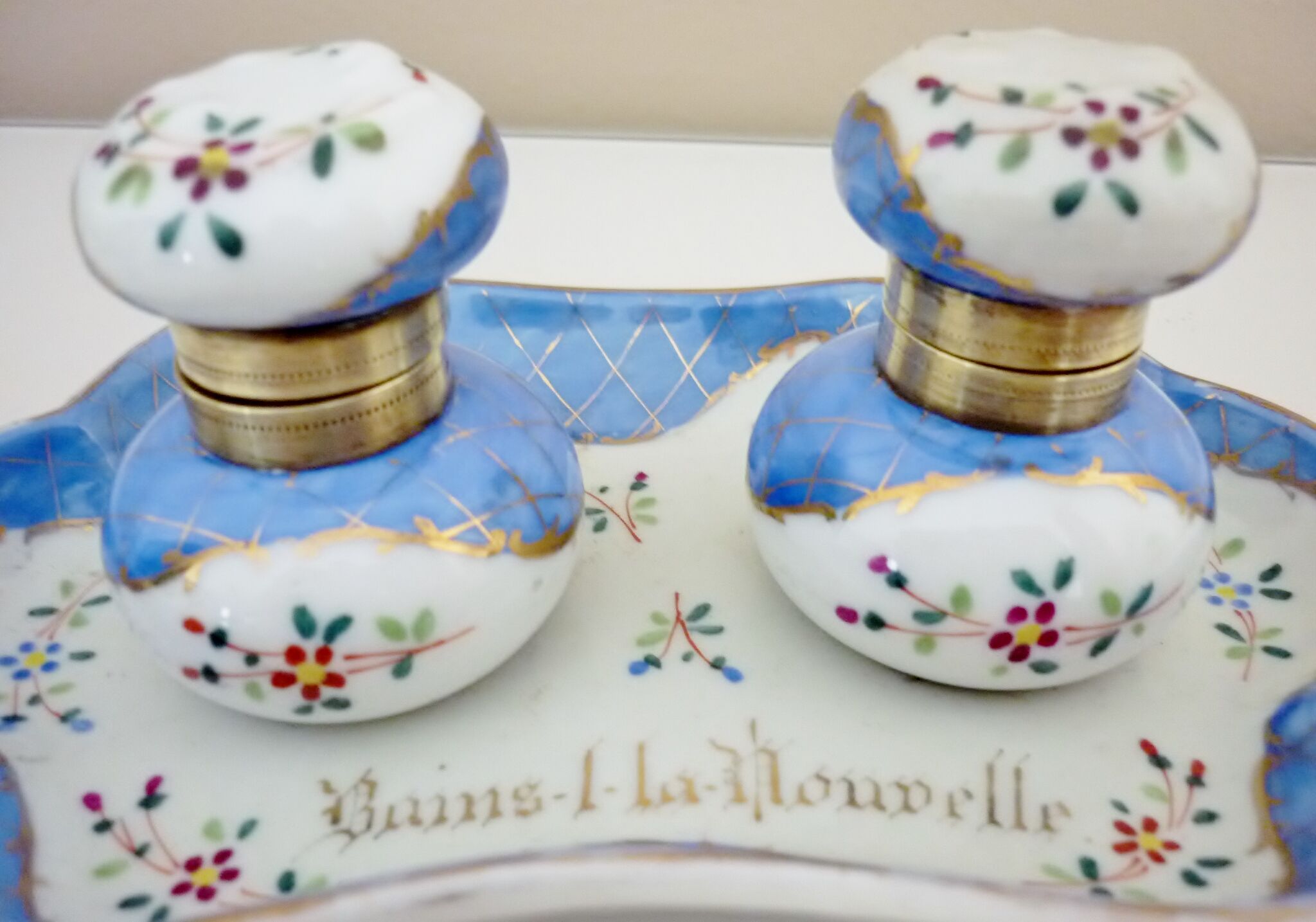 Double antique inkwells in hand-painted porcelain, nineteenth century