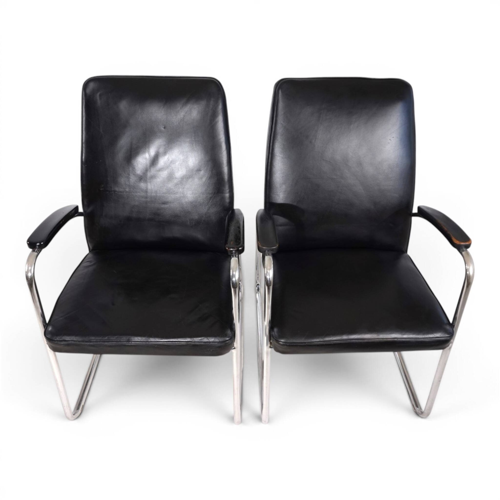 Set of 2 tubular steel Bauhaus Streamline leather armchairs, 1930.