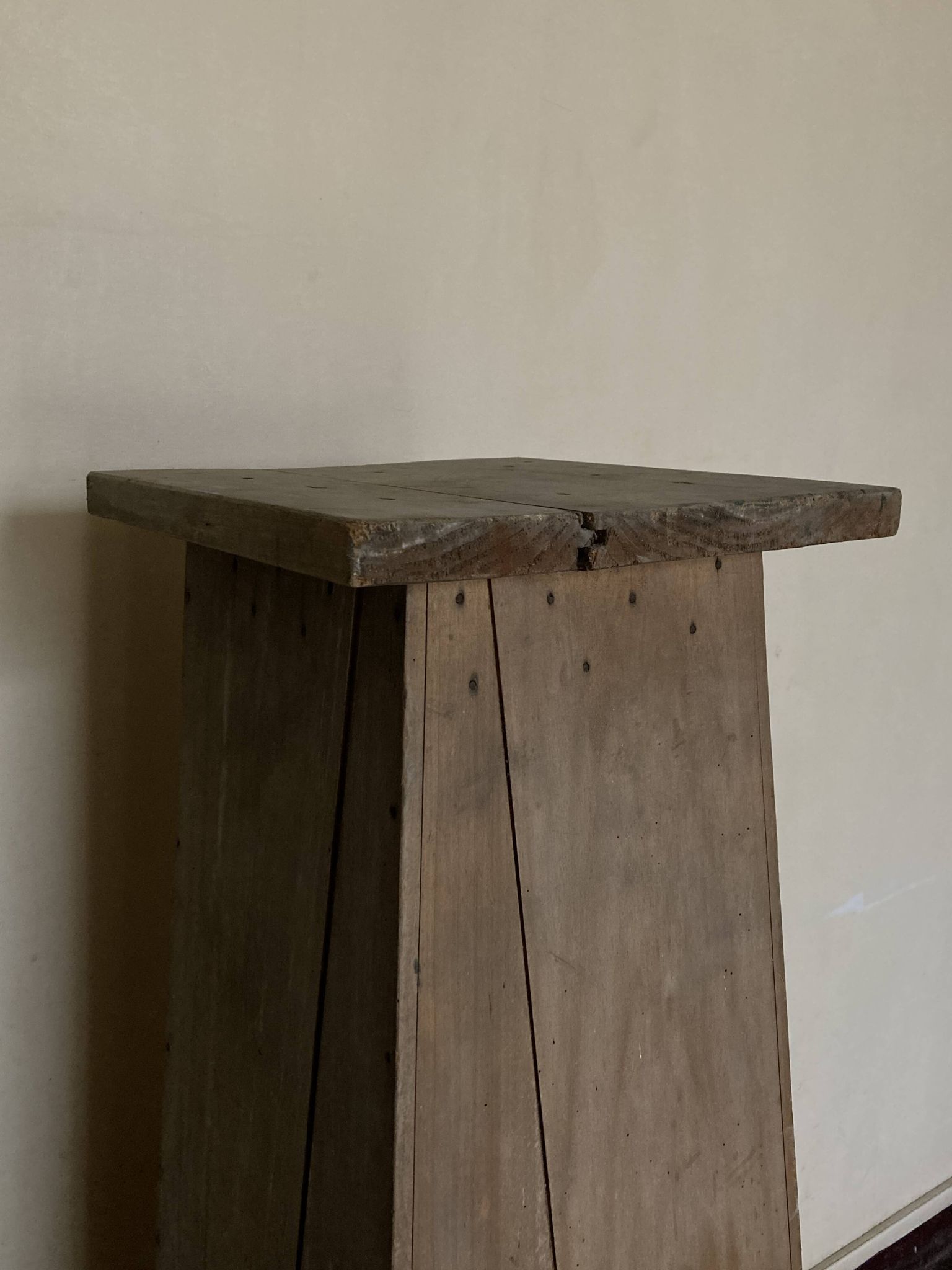 Sellette d'atelier ancienne néo-classique en bois lavé